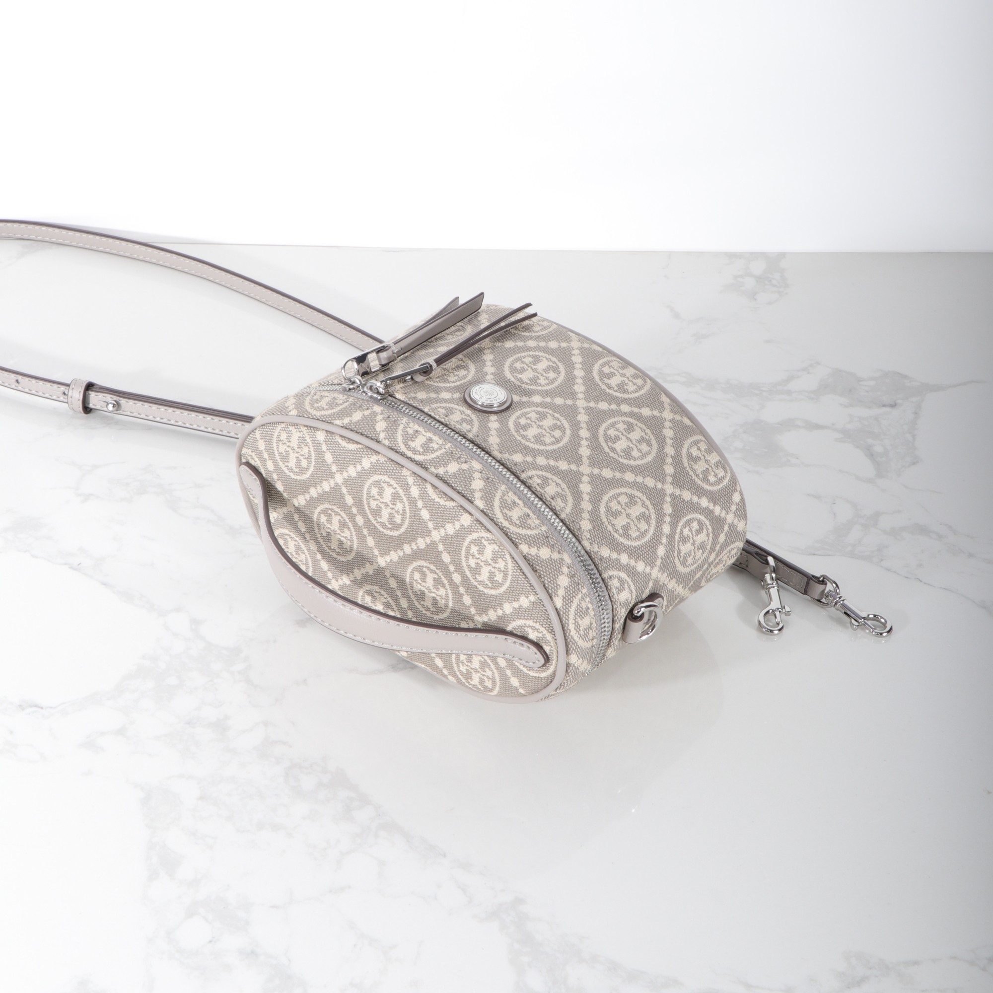 Tory Burch ～959#新款化妆包 重塑 格调 精选柔软老花布料打造 内部设有口袋 可使用顶部提柄手提