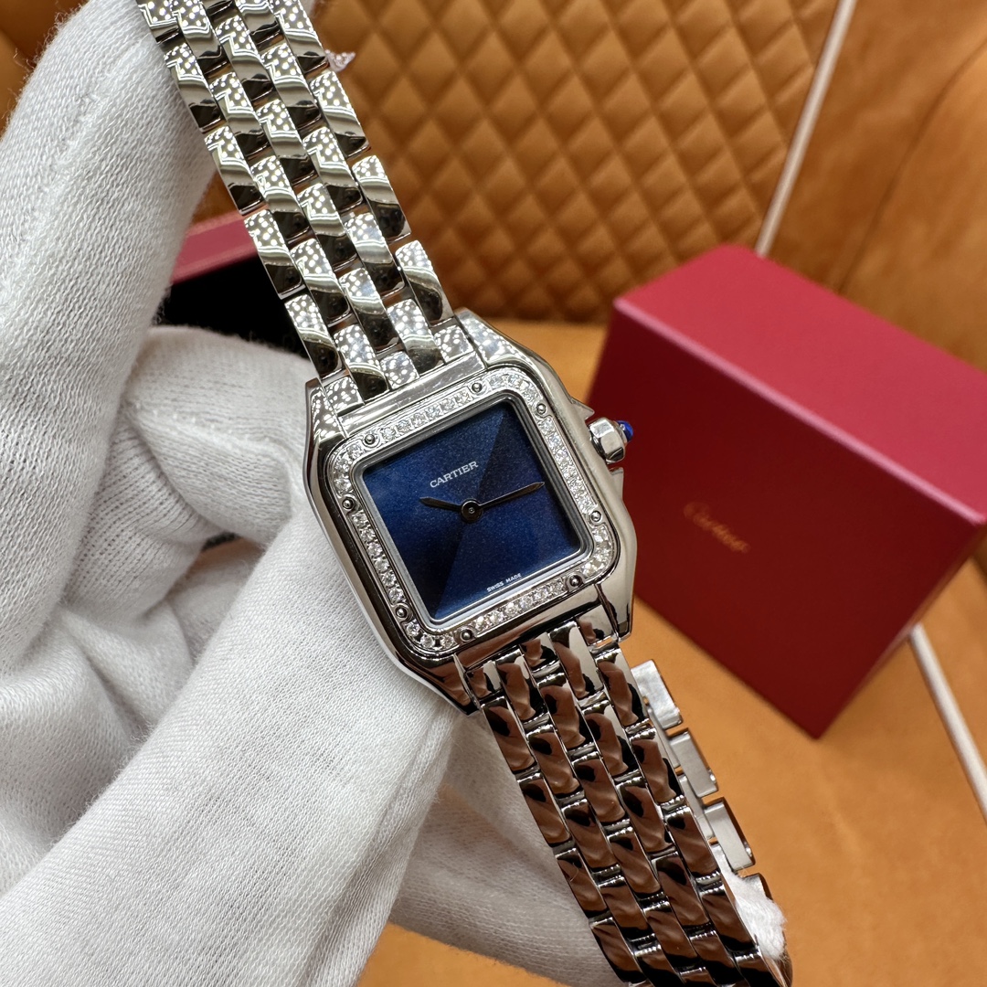 NO:157193,Cheetah series W4N0013 (small) Learn about diamond inlay technology!  It uses natural real diamonds, D color   VVS clarity, which is invincible!  Each diamond has been carefully selected to ensure that the fire is shining and full!  10-day construction period, craftsmanship, the moment you get started, it will be expensive all of a sudden!  Customize it quickly, the upgraded watch will definitely make people fall in love with you at a glance!  Size: 22X30mm,19860909猎豹系列W4N0013（小号） 镶钻工艺了解一下！用的是天然真钻,D色 VVS净度,简直无敌！ 每颗钻石都经过精心挑选,保证火彩闪耀,饱满度拉满！ 10天工期,匠心打造,等你上手的那一刻,一下子就金贵了！ 快定制吧,升级后的腕表绝对让人一眼沦陷！ 尺寸:22X30mm,,Watch