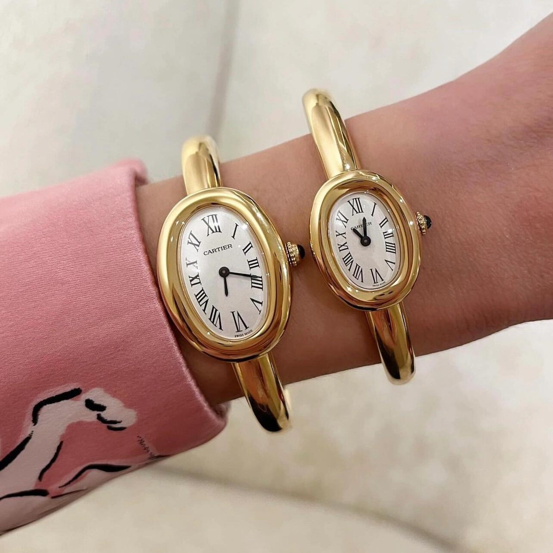 NO:392142,The mini style is as petite as a delicate little cute, suitable for sisters with thin wrists. It is light and low-key after wearing it. It is full of elegance with a swipe of your daily outfit!  Where is the small model?  If it is a little bigger, the aura is more abundant, the case curve is more conspicuous, and the golden texture of blingbling directly fills the fashion sense!  ,19860909迷你款娇小得像个精致小可爱,适合手腕细细的姐妹,戴上之后轻盈又低调,日常穿搭随手一甩就是满满的优雅感！小号款呢？稍微大了那么一丢丢,气场更足,表壳曲线更显眼,blingbling的金色质感直接拉满时尚度！,,Watch