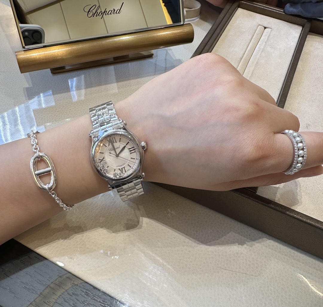 NO:392092,HAY SORT series 278608-3002 33mm steel belt, classic hot sale, happy diamond series, Chopard's top design, original mold opening customization, detailed in place, and excellent quality!   316L stainless steel case, wear-resistant and scratch-resistant, with a full texture!  The original customized automatic mechanical movement has accurate movement and a calendar window, which is very convenient for daily use!   Silver round dial + guilloche pattern, full of high-end atmosphere!  Roman numeral hour markers + blue steel pointers, simple and elegant, and you can enjoy it no matter how you look at it!  !  5 agile Swarovski zircons are cleverly embedded between two sapphire crystals, sliding freely, blingbing, and becoming exquisite girl in seconds. Black American crocodile leather strap, high-quality texture and comfortable to wear!  !  (You can also choose blue, red or stainless steel straps!) Anti-glare sapphire mirror, high light transmission + ultra scratch-resistant, transparent and clear appearance!  The back is transparent to the bottom, and the mechanical details are fully visible, which is cool and exquisite!  , swarovski,chopard,crocodile skin19860909HAY SORT 系列278608-3002 33mm钢带 经典热卖,快乐钻系列,萧邦顶尖设计,原版开模定制,细节到位,品质杠杠的！  316L精钢表壳,耐磨耐刮,质感满分！ 原版定制自动机械机芯,走时精准,带日历窗口,日常使用很方便！  银色圆形表盘＋玑镂雕纹,满满高级气息！罗马数字时标＋蓝钢指针,简约大气,怎么看都顺眼！ ！5颗灵动施华洛世奇锆石,巧妙镶嵌在两块蓝宝石水晶之间,自由滑动,blingbing,戴上秒变精致girl. 黑色美洲鳄鱼皮表带,质感高级、佩戴舒适！！（还可选配蓝色、红色或精钢表带哦！） 防眩目蓝宝石镜面,高透光＋超抗刮,通透清晰颜值爆表！背透表底,机械细节一览无遗,炫酷又精致！,,swarovski,chopard,crocodile skin,Watch