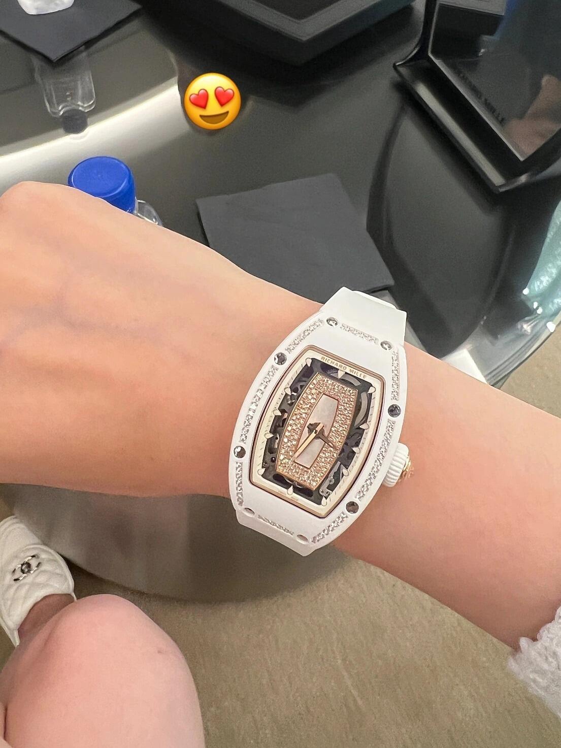 NO:715057,BBA Richard Mille RM07-01 Snowflake Diamond White Ceramic White Fritillary Richard Mille welcomes the fashion trend. This celebrity watch is the perfect combination of luxury and sophistication. First of all, its case is exactly the same as the original, made of ZTA white/black ceramic material, showing a good noble temperament. Equipped with an exclusive customized movement, it restores the essence of the genuine product both in appearance and interior, which is definitely the best comment on exquisite craftsmanship.  The thickness is 11.85 mm, which can be perfectly controlled by both men and women. At the same time, the double anti-glare effect of the sapphire crystal mirror makes the collision of time and beauty clearer, allowing you to enjoy every moment. The unique imported fluorine rubber strap is not only corrosion-resistant and wear-resistant, but also extremely comfortable. The latest technology titanium buckle adds a lot of points to your fashion experience. The pure hand-set diamond craft is unique and shines with unparalleled light.  This watch also uses a sapphire mirror with anti-glare treatment, allowing you to easily control it in any light. No matter when and where, this watch can add fashion and charm to you. Own it now and become a unique fashion darling!  Size 45.66x31.40mm,19860909BBA 理查德米勒RM07-01 雪花钻白陶瓷白贝母 迎接时尚潮流的理查德米勒,这款明星网红手表堪称奢华与精致的完美结合. 首先,它的表壳与原版一模一样,采用了ZTA白色/黑色陶瓷材质,展现出不俗的高贵气质.配备独家定制机芯,无论是外观还是内在都还原了正品的精髓,绝对是精湛工艺的最佳注解. 厚度11.85毫米,不论是男女都能完美驾驭.同时,蓝宝石水晶镜面的双重防眩效果,让时间和美丽的碰撞更加清晰,让你尽情享受每一刻. 别具匠心的进口氟橡胶表带,不仅耐腐耐磨,更是舒适至极.最新工艺钛金属表扣,为你的时尚体验加分不少.而纯手工镶嵌的钻石工艺更是独树一帜,闪耀着无与伦比的光芒. 这款手表还采用了蓝宝石材质的镜面,经过防眩光处理,让你无论在任何光线下都能轻松驾驭.不管是何时何地,这款手表都能为你增添时尚和魅力.立刻拥有它,成为独一无二的时尚宠儿！ 尺寸45.66x31.40mm,,Watch