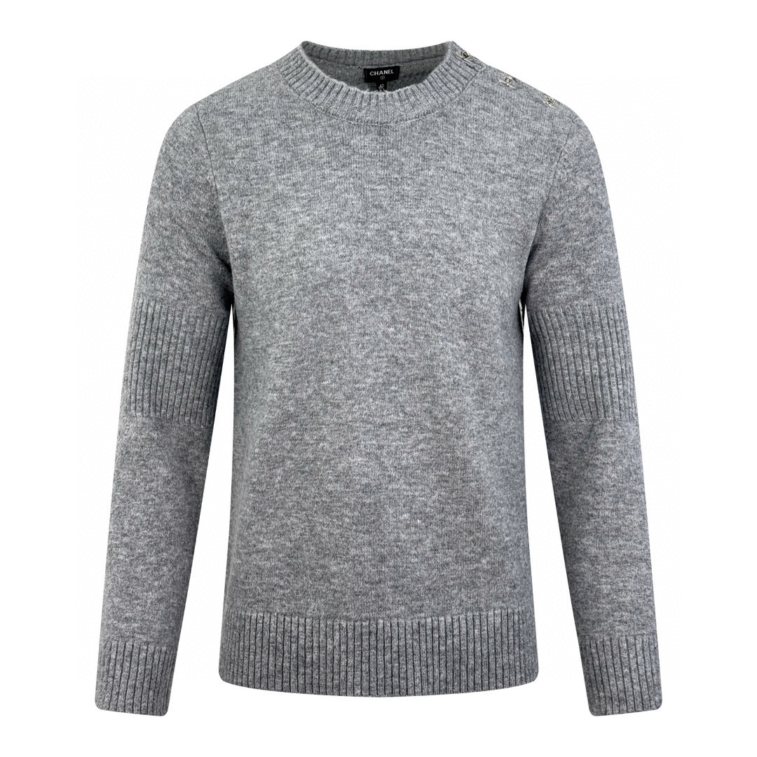 【Suministro exclusivo】 Suéter de cuello redondo Chanel con cierre de bolso (gris). La tela utiliza un tejido personaliz…