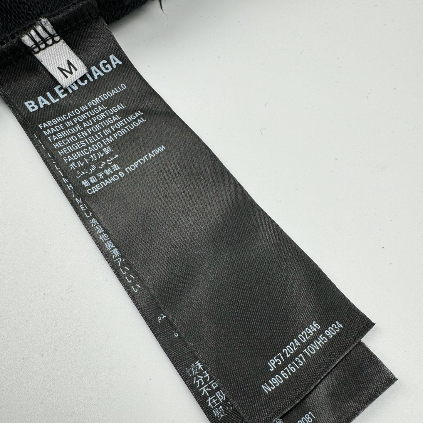P260【独家供应】
BLCG 前后烫钻磨破连帽卫衣
原版11,500购入开发，面料采用定制双股纳米水洗大卫衣智感绒料 质感十足 舒适贴肤 纯黑基调 奠定百搭基调 饰以Balenciaga 烫钻标识点缀 增添品牌辨识度 由不规则的破洞设计完美结合 叛逆的破坏复古感 凸显独特视觉效果 闪耀满钻的别致辉映 弥漫艺术气息 衣品即气质 即名片 把态度穿在身上，采用高温气蹦机压烫 通过高温气体与布料接触 利用热能和压力对布料进行压烫处理 能够确保热量分布的均匀性，全身多达130个虫洞加重消磨工艺 以效仿虫子啃噬自然磨损的痕迹 呈现不规则形状 均人工手工采用特制工具进行磨损处理 做工繁琐复杂 日产量低 做工单价昂贵，面料都经过洗水做旧 手感质感更佳 不易变形 不易缩水 不易褪色 保持长久的美观。
Size:S-M-L-XL