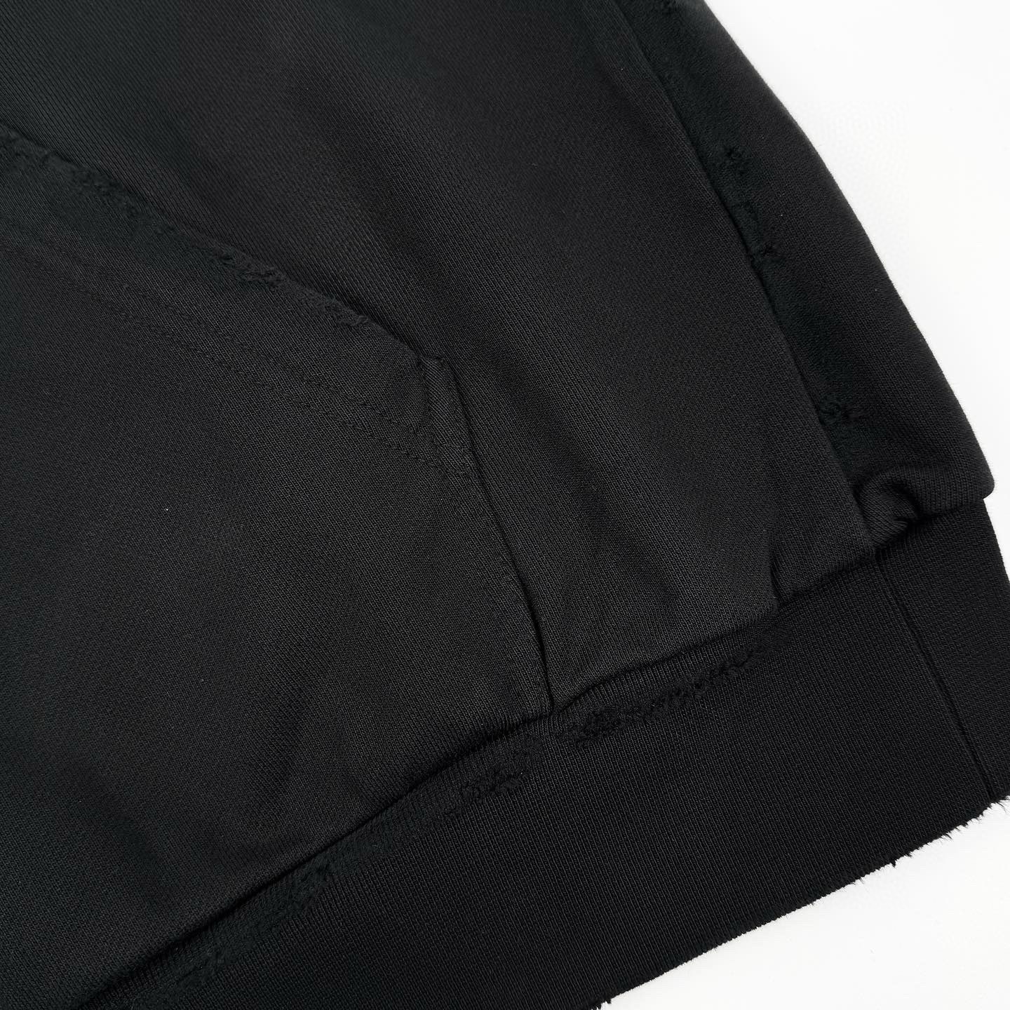 P260【独家供应】
BLCG 前后烫钻磨破连帽卫衣
原版11,500购入开发，面料采用定制双股纳米水洗大卫衣智感绒料 质感十足 舒适贴肤 纯黑基调 奠定百搭基调 饰以Balenciaga 烫钻标识点缀 增添品牌辨识度 由不规则的破洞设计完美结合 叛逆的破坏复古感 凸显独特视觉效果 闪耀满钻的别致辉映 弥漫艺术气息 衣品即气质 即名片 把态度穿在身上，采用高温气蹦机压烫 通过高温气体与布料接触 利用热能和压力对布料进行压烫处理 能够确保热量分布的均匀性，全身多达130个虫洞加重消磨工艺 以效仿虫子啃噬自然磨损的痕迹 呈现不规则形状 均人工手工采用特制工具进行磨损处理 做工繁琐复杂 日产量低 做工单价昂贵，面料都经过洗水做旧 手感质感更佳 不易变形 不易缩水 不易褪色 保持长久的美观。
Size:S-M-L-XL