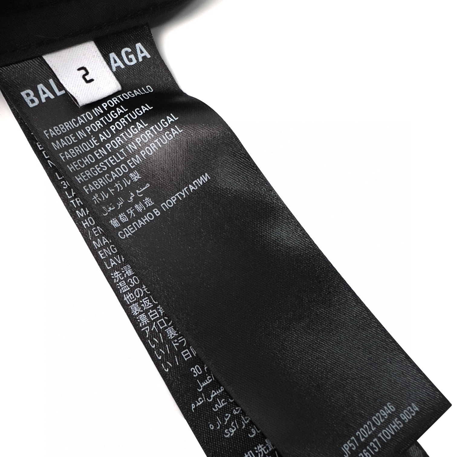 P230【独家供应】
BLCG 字母印花长袖衬衫（黑色）
面料采用定制奢韵双面厚织长绒棉 做到双面不同纹理和原版一致 质感肉眼可见 上身立体有型 贴身舒适柔软 前幅饰以同质化clean fit展示 搭配后幅Balenciaga 印花点缀 使衬衫的刻板印象变得潮流鲜活 率性和松弛并备 高级感娓娓道来 时髦亦由此而生，后背采用进口机加厚胶浆印花  通过调整胶浆的厚度和配方 加厚胶浆印花能够在织物表面形成一层较厚的印花层 图案更加鲜明 立体，烫朴位均用高温过朴机  通过加热板和压力辊的协同作用 对布料施加高温和压力 使布料表面平整挺括 耐磨耐洗，专供出口流水线衬衫厂 一线品牌质量，面料都经过浇洗 手感质感更佳 不易变形 不易缩水 不易褪色 保持长久的美观
Size:1-2-3