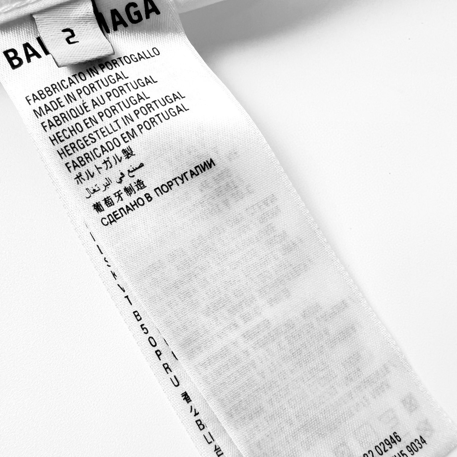 P230【独家供应】
BLCG 字母印花长袖衬衫（白色）
面料采用定制奢韵双面厚织长绒棉 做到双面不同纹理和原版一致 质感肉眼可见 上身立体有型 贴身舒适柔软 前幅饰以同质化clean fit展示 搭配后幅Balenciaga 印花点缀 使衬衫的刻板印象变得潮流鲜活 率性和松弛并备 高级感娓娓道来 时髦亦由此而生，后背采用进口机加厚胶浆印花  通过调整胶浆的厚度和配方 加厚胶浆印花能够在织物表面形成一层较厚的印花层 图案更加鲜明 立体，烫朴位均用高温过朴机  通过加热板和压力辊的协同作用 对布料施加高温和压力 使布料表面平整挺括 耐磨耐洗，专供出口流水线衬衫厂 一线品牌质量，面料都经过浇洗 手感质感更佳 不易变形 不易缩水 不易褪色 保持长久的美观
Size:1-2-3