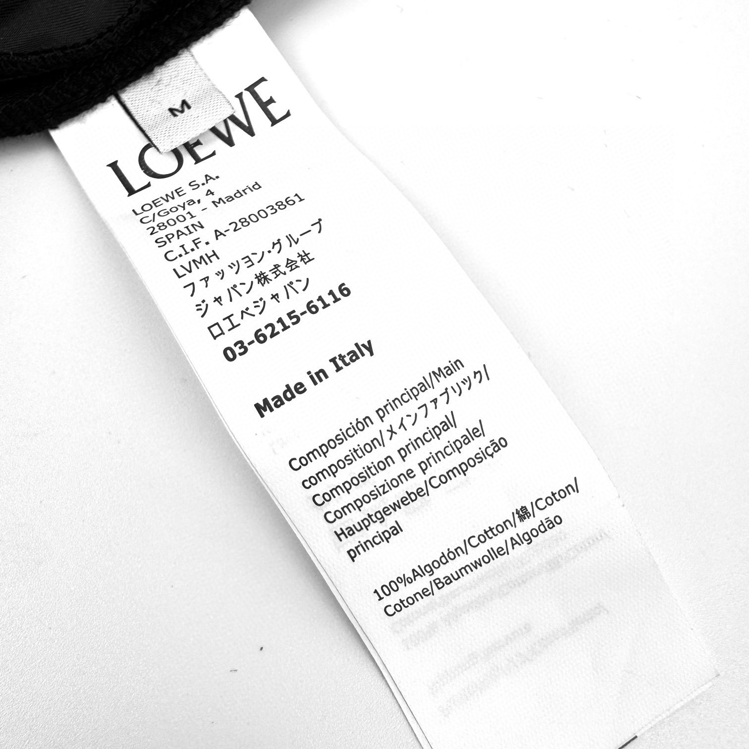 P200【独家供应】
Loewe 织带拼接休闲长裤
原版7,800购入开发，面料采用定制臻绒厚质斜纹绸 垂感爽滑 细腻透气 舒适贴肤 标志性醒目的Loewe Anagram带环绕腰间 低调中彰显品牌格调 恰似时尚的勋章  贴合每一寸肌肤 给予身体无拘无束的自由 又在松弛间勾勒出优雅的轮廓 以百搭设计为笔 勾勒出时尚的无限可能，人体立体裁剪  回归传统工艺手法 通过分割 折叠 抽缩 拉展技术手法 所谓慢工出细活 是对材料的尊重 对手感的追求 做工复杂 繁琐 时效慢 损耗高，模版机开袋 预设的模板来指导开袋的位置 形状和大小 精确性确保了开袋效果质量，裤腿处后整西烫 通过高温熨烫 使裤腿的布料按照原版的形状和尺寸定型 调整熨烫温度和蒸汽量 以及把握熨烫顺序 让裤腿线条笔直流畅 增强立体感，裤脚口做无痕挑脚 缝纫中实现裤脚隐形缝制的关键技术 通过精细的针法 工具选择 使裤脚边缘平整美观且无外露线迹 再二次用熨斗轻轻熨烫裤脚边缘。
Size:S-M-L-XL