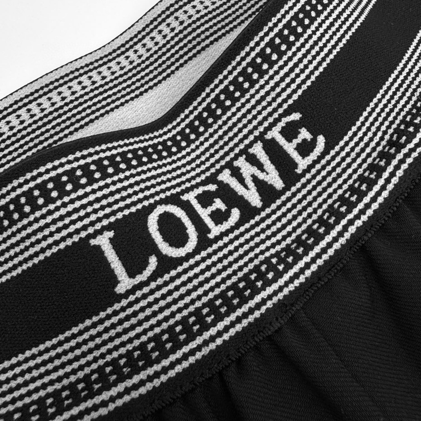 P200【独家供应】
Loewe 织带拼接休闲长裤
原版7,800购入开发，面料采用定制臻绒厚质斜纹绸 垂感爽滑 细腻透气 舒适贴肤 标志性醒目的Loewe Anagram带环绕腰间 低调中彰显品牌格调 恰似时尚的勋章  贴合每一寸肌肤 给予身体无拘无束的自由 又在松弛间勾勒出优雅的轮廓 以百搭设计为笔 勾勒出时尚的无限可能，人体立体裁剪  回归传统工艺手法 通过分割 折叠 抽缩 拉展技术手法 所谓慢工出细活 是对材料的尊重 对手感的追求 做工复杂 繁琐 时效慢 损耗高，模版机开袋 预设的模板来指导开袋的位置 形状和大小 精确性确保了开袋效果质量，裤腿处后整西烫 通过高温熨烫 使裤腿的布料按照原版的形状和尺寸定型 调整熨烫温度和蒸汽量 以及把握熨烫顺序 让裤腿线条笔直流畅 增强立体感，裤脚口做无痕挑脚 缝纫中实现裤脚隐形缝制的关键技术 通过精细的针法 工具选择 使裤脚边缘平整美观且无外露线迹 再二次用熨斗轻轻熨烫裤脚边缘。
Size:S-M-L-XL