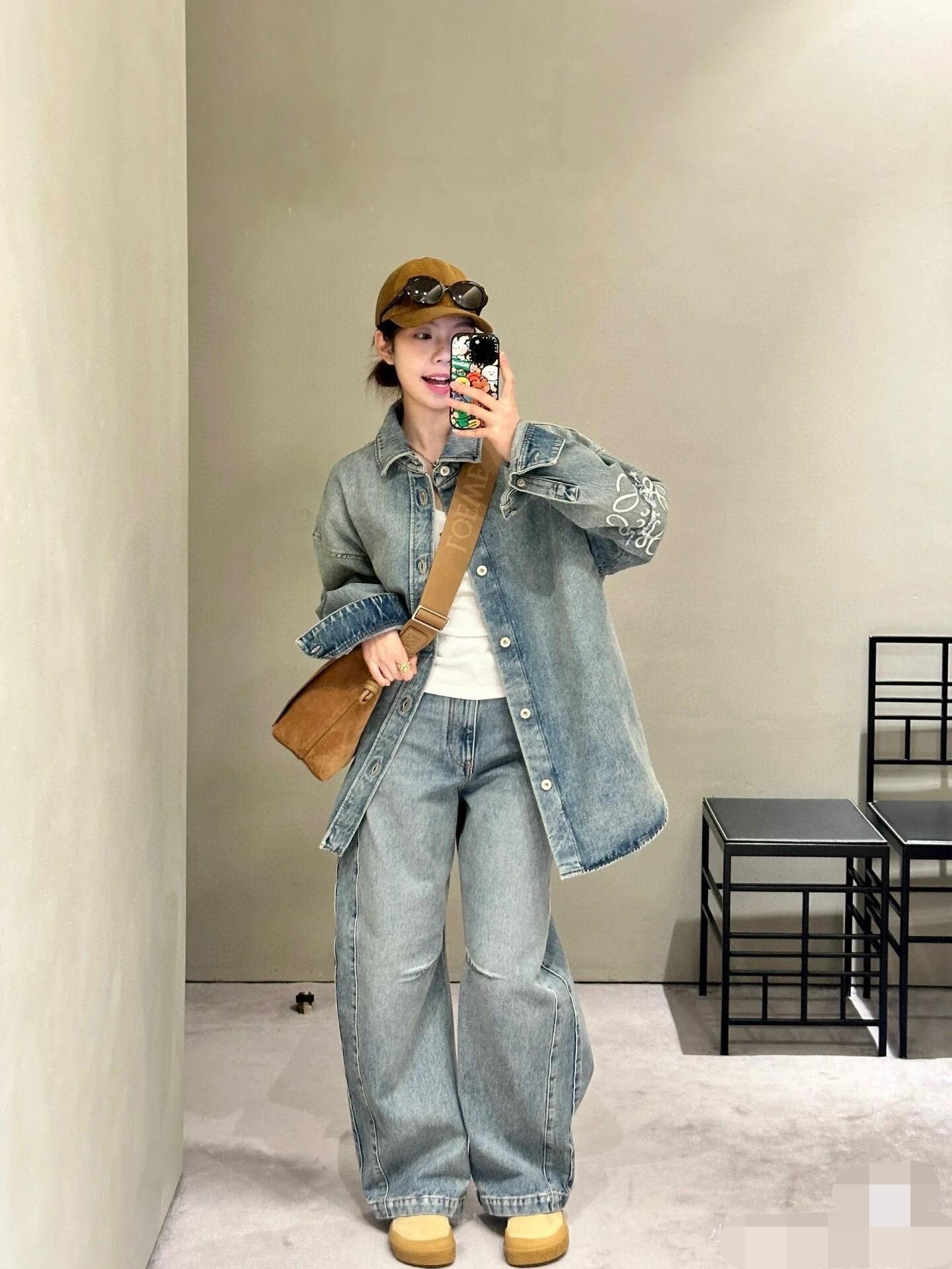 【上身图】Loewe Anagram 锥形牛仔裤（浅蓝）