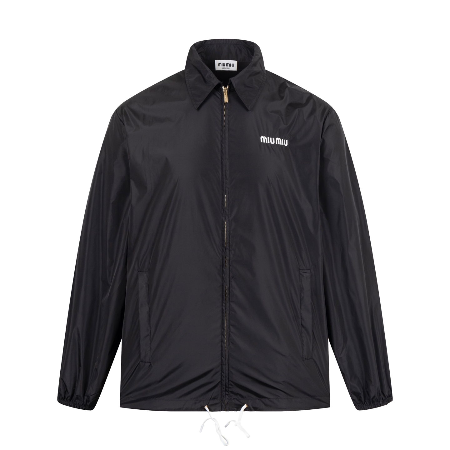 【Suministro exclusivo】 Chaqueta de nailon con logotipo pequeño bordado MiuMiu. La tela utiliza nailon, que es ligero, r…