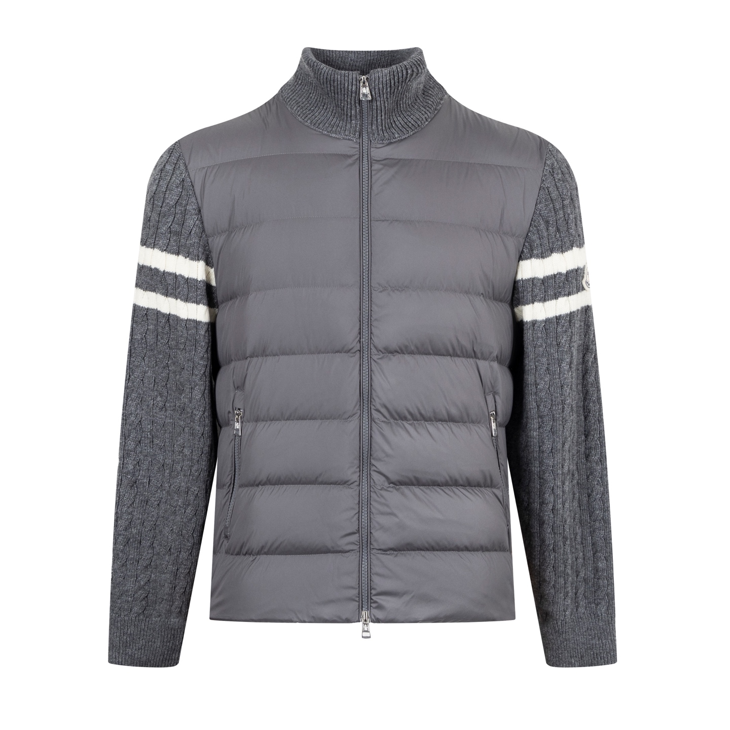 【Suministro exclusivo】 Moncler Chaqueta de plumón con mangas de lana y dos franjas (gris) Una chaqueta de plumón con un…