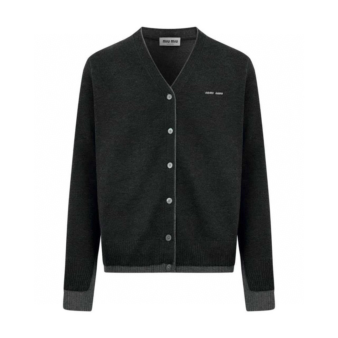 【Suministro exclusivo】 Cárdigan de punto Miu Miu con logo incrustado (gris). Original comprado por 32,000 para desarrol…