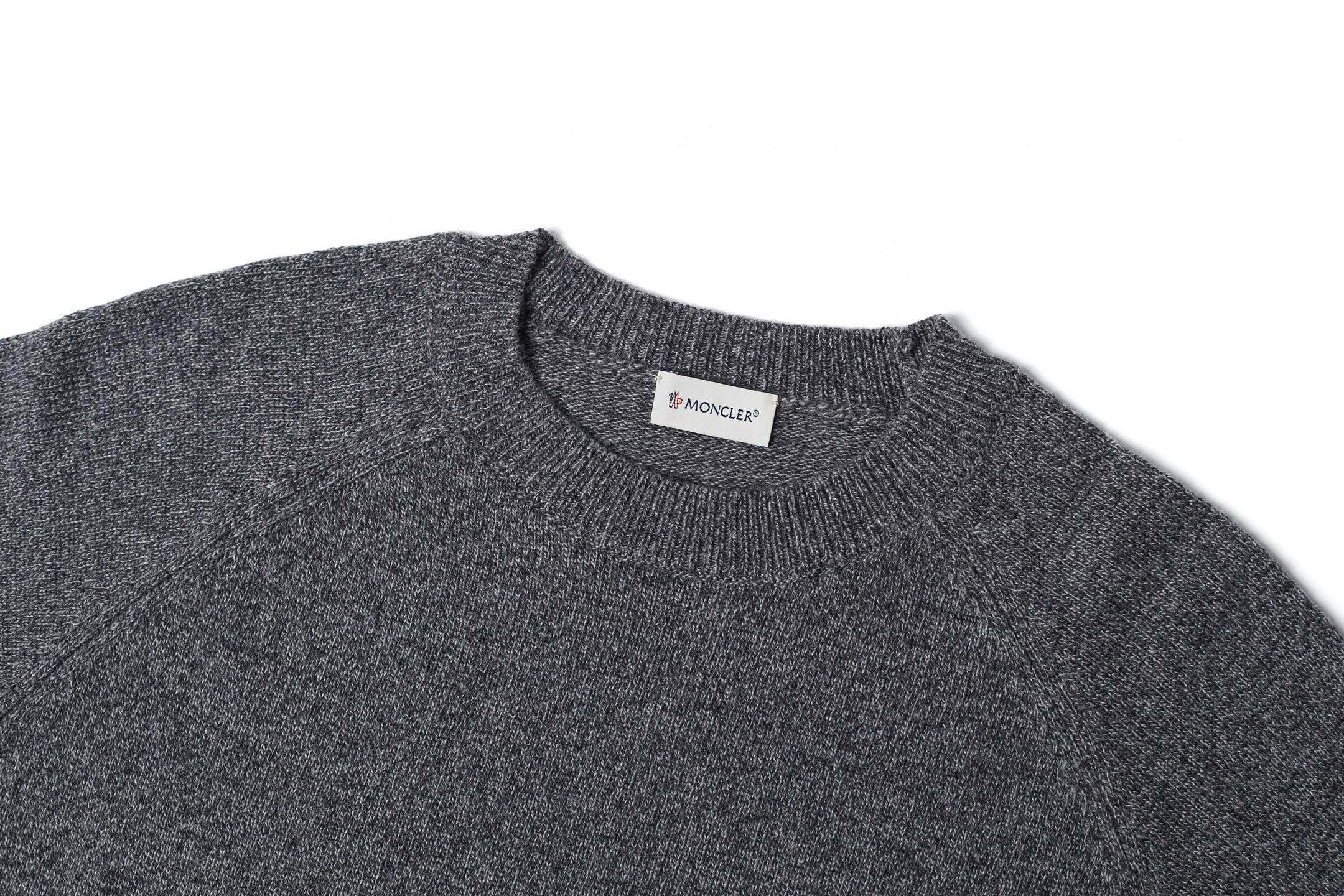 💰240【独家供应】
Moncler 蒙口袖口袋圆领毛衣
原版6,950购入开发，面料采用30%羊毛双股混纺毛料，羊毛主体保证了衣物的保暖性和舒适度，少量锦纶与氨纶的加入使弹性和耐磨性得到显著提升。罗纹装饰部件则选用了100%羊毛，进一步提升了整体的质感。通过高针数细针距织机，结合内部纱线井井有条的走向，浮线被巧妙的编织收纳，几乎无多余的线头杂乱，袖部尼龙口袋点缀品牌标识，低调奢华。
Size:S-M-L-XL