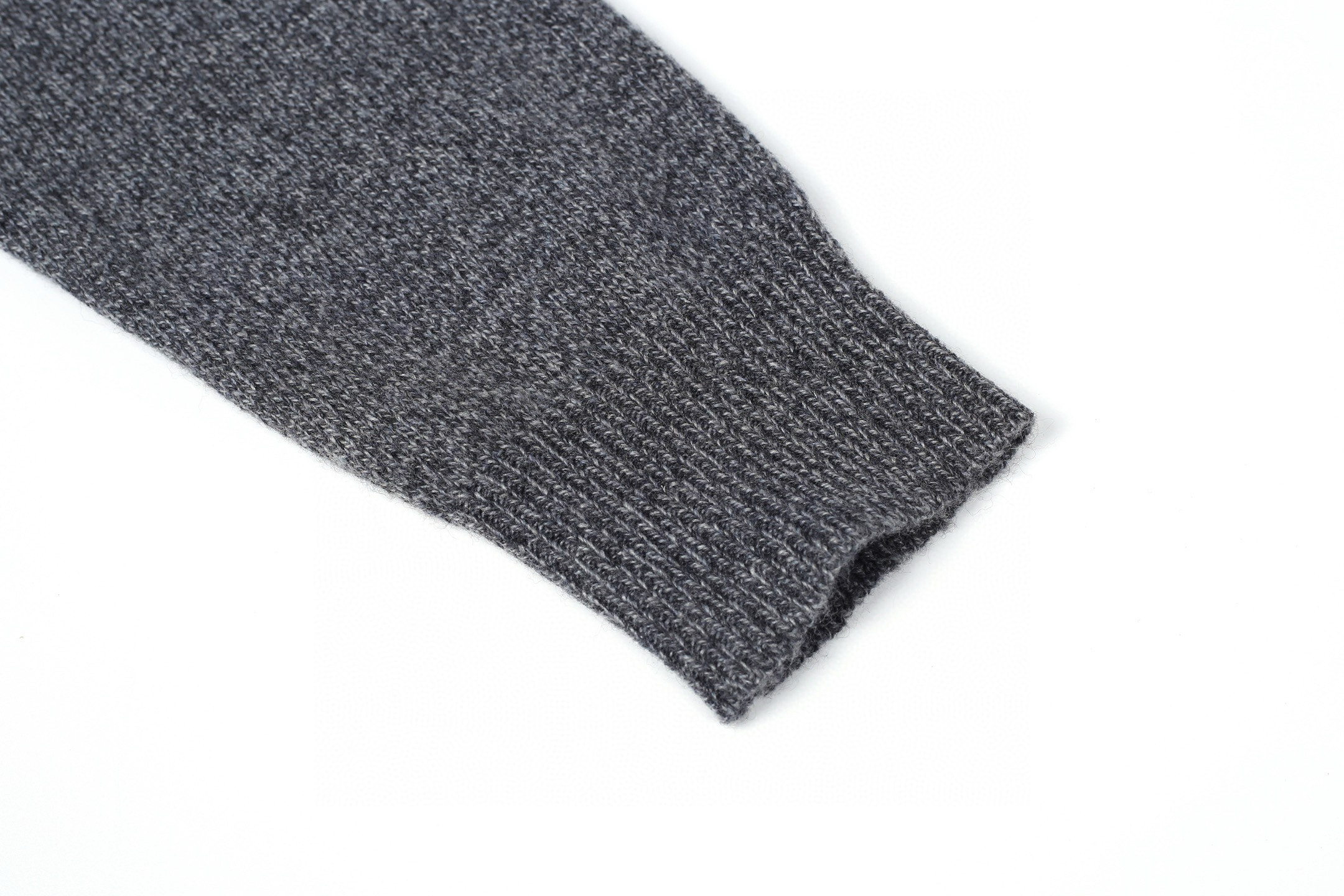 💰240【独家供应】
Moncler 蒙口袖口袋圆领毛衣
原版6,950购入开发，面料采用30%羊毛双股混纺毛料，羊毛主体保证了衣物的保暖性和舒适度，少量锦纶与氨纶的加入使弹性和耐磨性得到显著提升。罗纹装饰部件则选用了100%羊毛，进一步提升了整体的质感。通过高针数细针距织机，结合内部纱线井井有条的走向，浮线被巧妙的编织收纳，几乎无多余的线头杂乱，袖部尼龙口袋点缀品牌标识，低调奢华。
Size:S-M-L-XL