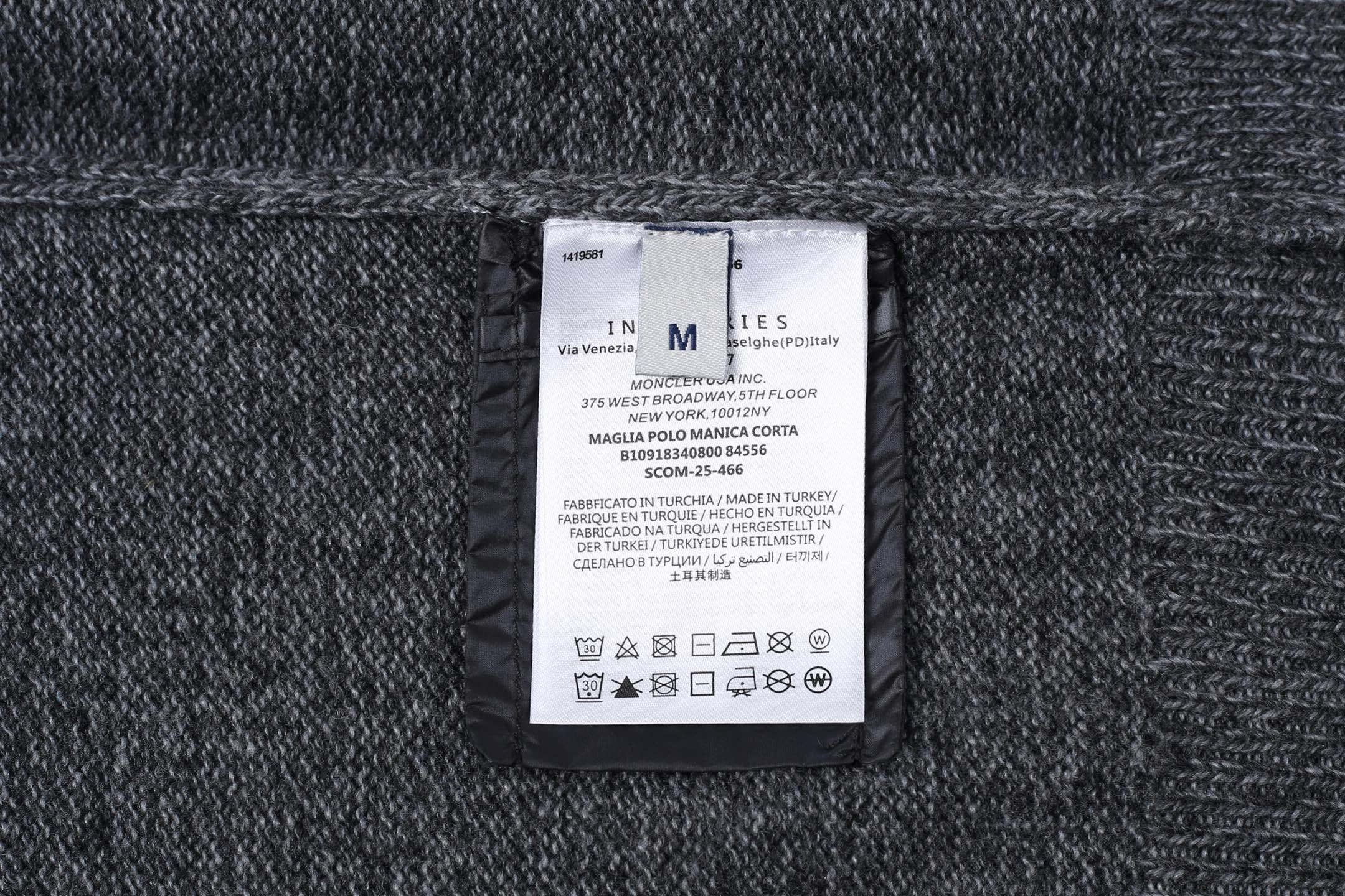 💰240【独家供应】
Moncler 蒙口袖口袋圆领毛衣
原版6,950购入开发，面料采用30%羊毛双股混纺毛料，羊毛主体保证了衣物的保暖性和舒适度，少量锦纶与氨纶的加入使弹性和耐磨性得到显著提升。罗纹装饰部件则选用了100%羊毛，进一步提升了整体的质感。通过高针数细针距织机，结合内部纱线井井有条的走向，浮线被巧妙的编织收纳，几乎无多余的线头杂乱，袖部尼龙口袋点缀品牌标识，低调奢华。
Size:S-M-L-XL