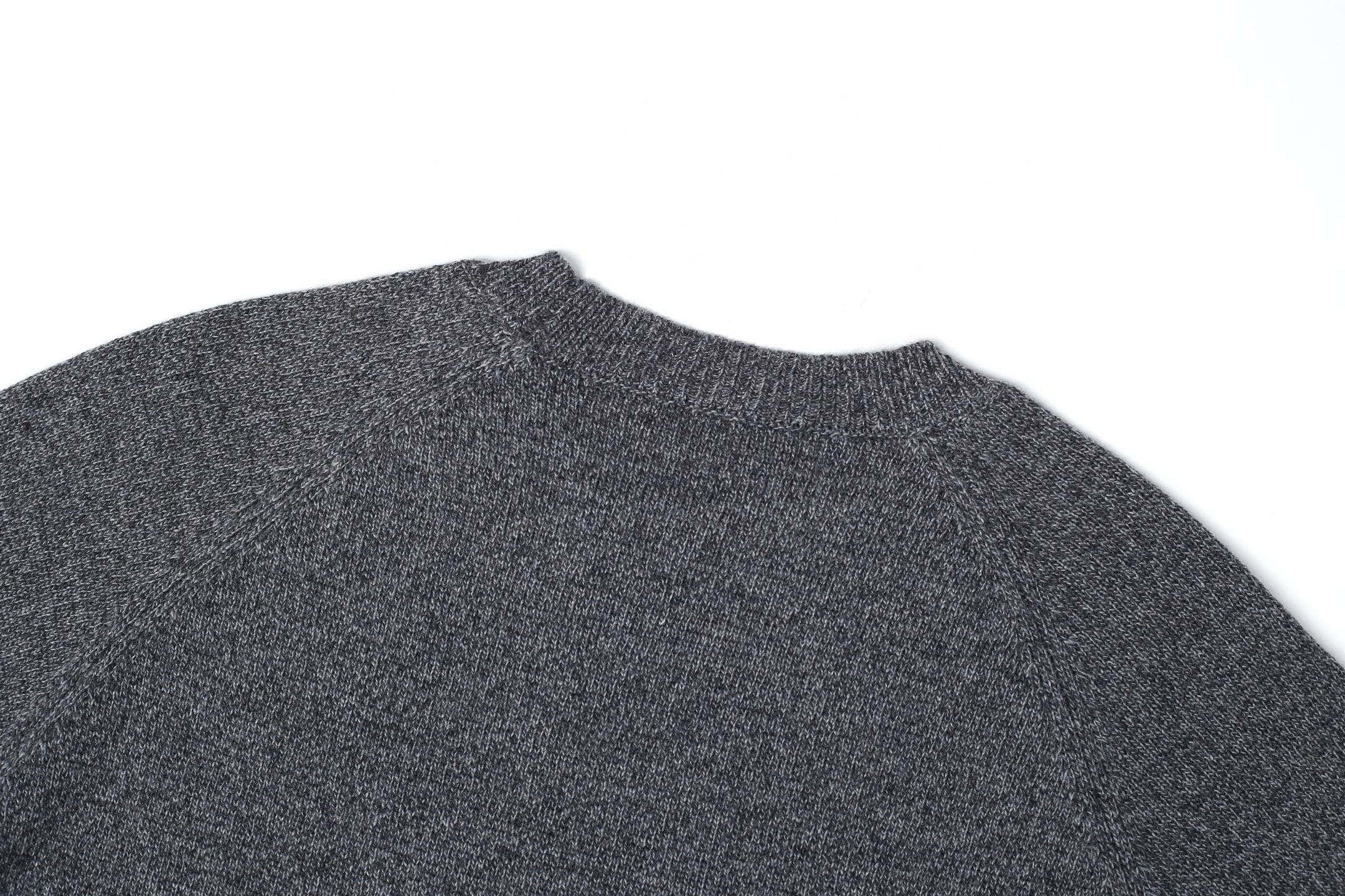 💰240【独家供应】
Moncler 蒙口袖口袋圆领毛衣
原版6,950购入开发，面料采用30%羊毛双股混纺毛料，羊毛主体保证了衣物的保暖性和舒适度，少量锦纶与氨纶的加入使弹性和耐磨性得到显著提升。罗纹装饰部件则选用了100%羊毛，进一步提升了整体的质感。通过高针数细针距织机，结合内部纱线井井有条的走向，浮线被巧妙的编织收纳，几乎无多余的线头杂乱，袖部尼龙口袋点缀品牌标识，低调奢华。
Size:S-M-L-XL