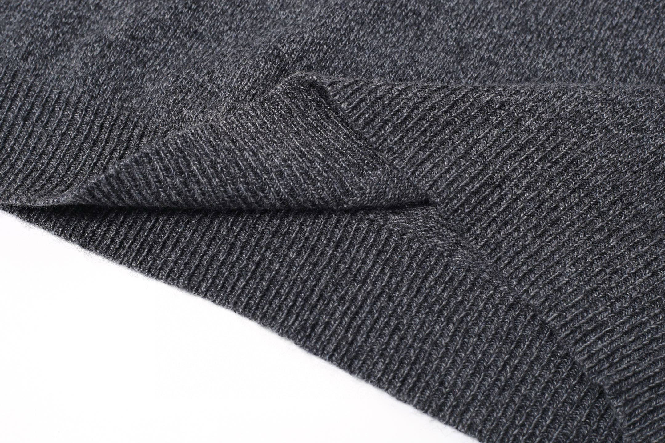 💰240【独家供应】
Moncler 蒙口袖口袋圆领毛衣
原版6,950购入开发，面料采用30%羊毛双股混纺毛料，羊毛主体保证了衣物的保暖性和舒适度，少量锦纶与氨纶的加入使弹性和耐磨性得到显著提升。罗纹装饰部件则选用了100%羊毛，进一步提升了整体的质感。通过高针数细针距织机，结合内部纱线井井有条的走向，浮线被巧妙的编织收纳，几乎无多余的线头杂乱，袖部尼龙口袋点缀品牌标识，低调奢华。
Size:S-M-L-XL