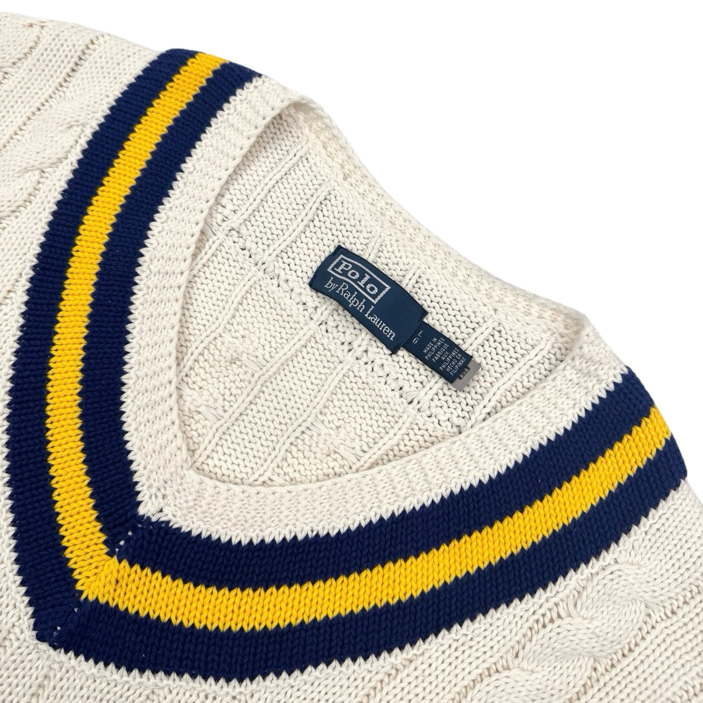 💰265【独家供应】
Ral💰h Lauren 网球绞花编结毛衣
原版6,595购入开发，面料采用定织绞纹厚织羊毛料 纹理细腻 舒适贴肤 以柔和的奶油色为主色调 纯净而温润 带着一丝甜美的慵懒感 经典的绞花编结结构设计注入灵魂 V领巧妙设计 以藏青与明黄条纹勾勒边缘 彰显出高贵与不凡 胸前交叉的网球拍图案与RLTC字样  是品牌对运动精神的巧妙致敬 带着自由与活力的气息 辨识度十足 以独到细节诠释高端格调 绘就了一幅令人心醉神迷的艺术画卷，采用进口机刺绣工艺 使用先进的计算机控制系统和精密的机械部件 实现网球拍图案与RLTC字样刺绣作业  精度高 线条流畅而细腻，立体绞花精织 通过对线圈的巧妙移位和交织 将相邻的线圈进行交叉移位 形成绞花的扭曲效果 线条流畅规整 耗时费力，成衣洗水加软去味工艺 通过专业的洗涤设备和特定的洗涤剂 对衣物进行深度清洁和去味处理 改善衣物的手感和外观。
Size:S-M-L-XL