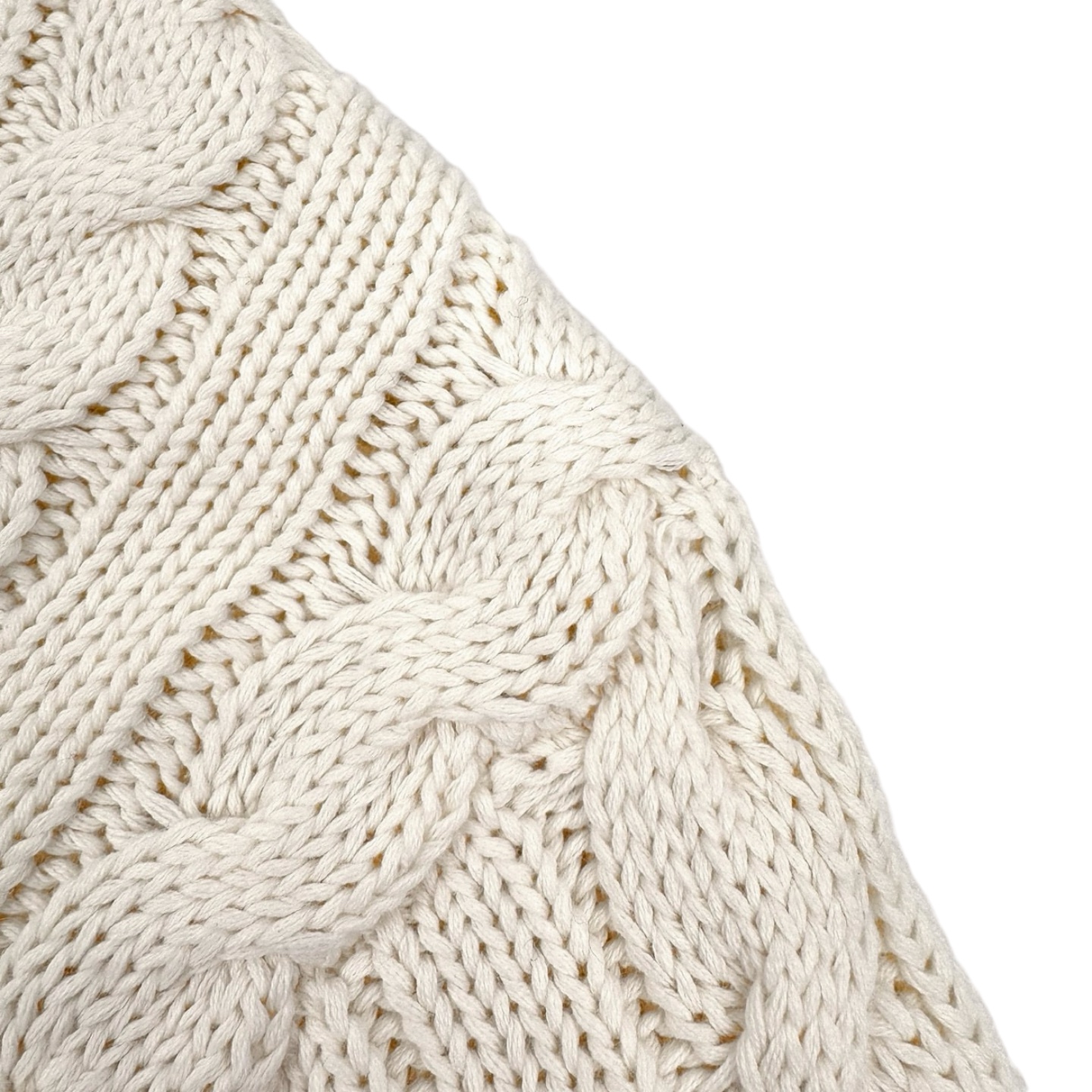 💰265【独家供应】
Ral💰h Lauren 网球绞花编结毛衣
原版6,595购入开发，面料采用定织绞纹厚织羊毛料 纹理细腻 舒适贴肤 以柔和的奶油色为主色调 纯净而温润 带着一丝甜美的慵懒感 经典的绞花编结结构设计注入灵魂 V领巧妙设计 以藏青与明黄条纹勾勒边缘 彰显出高贵与不凡 胸前交叉的网球拍图案与RLTC字样  是品牌对运动精神的巧妙致敬 带着自由与活力的气息 辨识度十足 以独到细节诠释高端格调 绘就了一幅令人心醉神迷的艺术画卷，采用进口机刺绣工艺 使用先进的计算机控制系统和精密的机械部件 实现网球拍图案与RLTC字样刺绣作业  精度高 线条流畅而细腻，立体绞花精织 通过对线圈的巧妙移位和交织 将相邻的线圈进行交叉移位 形成绞花的扭曲效果 线条流畅规整 耗时费力，成衣洗水加软去味工艺 通过专业的洗涤设备和特定的洗涤剂 对衣物进行深度清洁和去味处理 改善衣物的手感和外观。
Size:S-M-L-XL