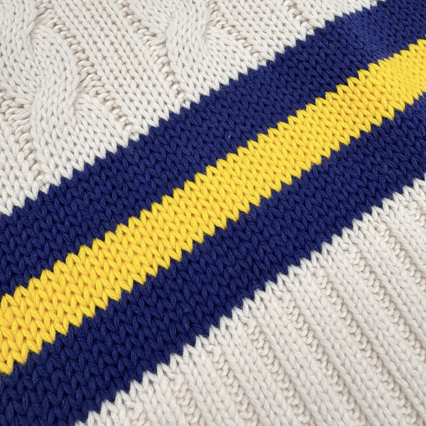 💰265【独家供应】
Ral💰h Lauren 网球绞花编结毛衣
原版6,595购入开发，面料采用定织绞纹厚织羊毛料 纹理细腻 舒适贴肤 以柔和的奶油色为主色调 纯净而温润 带着一丝甜美的慵懒感 经典的绞花编结结构设计注入灵魂 V领巧妙设计 以藏青与明黄条纹勾勒边缘 彰显出高贵与不凡 胸前交叉的网球拍图案与RLTC字样  是品牌对运动精神的巧妙致敬 带着自由与活力的气息 辨识度十足 以独到细节诠释高端格调 绘就了一幅令人心醉神迷的艺术画卷，采用进口机刺绣工艺 使用先进的计算机控制系统和精密的机械部件 实现网球拍图案与RLTC字样刺绣作业  精度高 线条流畅而细腻，立体绞花精织 通过对线圈的巧妙移位和交织 将相邻的线圈进行交叉移位 形成绞花的扭曲效果 线条流畅规整 耗时费力，成衣洗水加软去味工艺 通过专业的洗涤设备和特定的洗涤剂 对衣物进行深度清洁和去味处理 改善衣物的手感和外观。
Size:S-M-L-XL