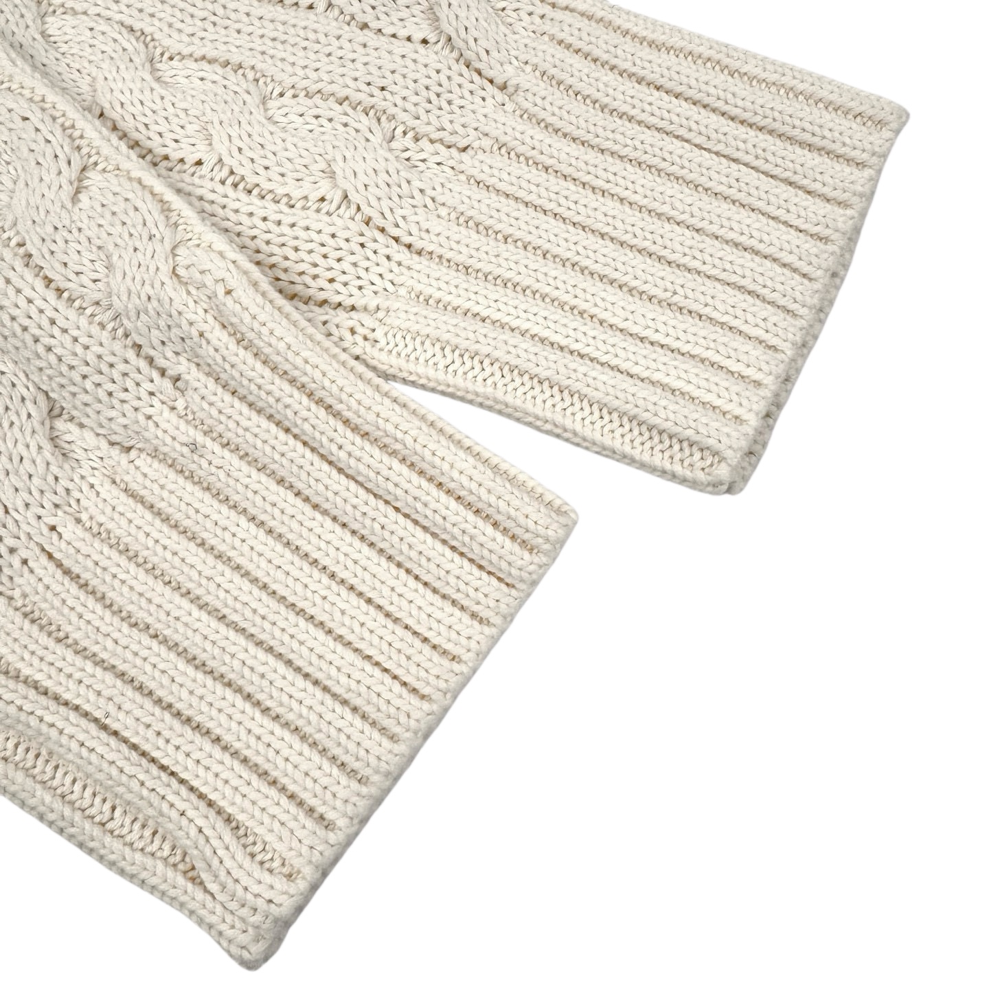 💰265【独家供应】
Ral💰h Lauren 网球绞花编结毛衣
原版6,595购入开发，面料采用定织绞纹厚织羊毛料 纹理细腻 舒适贴肤 以柔和的奶油色为主色调 纯净而温润 带着一丝甜美的慵懒感 经典的绞花编结结构设计注入灵魂 V领巧妙设计 以藏青与明黄条纹勾勒边缘 彰显出高贵与不凡 胸前交叉的网球拍图案与RLTC字样  是品牌对运动精神的巧妙致敬 带着自由与活力的气息 辨识度十足 以独到细节诠释高端格调 绘就了一幅令人心醉神迷的艺术画卷，采用进口机刺绣工艺 使用先进的计算机控制系统和精密的机械部件 实现网球拍图案与RLTC字样刺绣作业  精度高 线条流畅而细腻，立体绞花精织 通过对线圈的巧妙移位和交织 将相邻的线圈进行交叉移位 形成绞花的扭曲效果 线条流畅规整 耗时费力，成衣洗水加软去味工艺 通过专业的洗涤设备和特定的洗涤剂 对衣物进行深度清洁和去味处理 改善衣物的手感和外观。
Size:S-M-L-XL