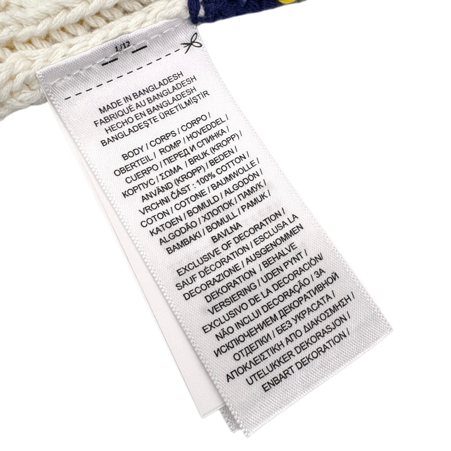 💰265【独家供应】
Ral💰h Lauren 网球绞花编结毛衣
原版6,595购入开发，面料采用定织绞纹厚织羊毛料 纹理细腻 舒适贴肤 以柔和的奶油色为主色调 纯净而温润 带着一丝甜美的慵懒感 经典的绞花编结结构设计注入灵魂 V领巧妙设计 以藏青与明黄条纹勾勒边缘 彰显出高贵与不凡 胸前交叉的网球拍图案与RLTC字样  是品牌对运动精神的巧妙致敬 带着自由与活力的气息 辨识度十足 以独到细节诠释高端格调 绘就了一幅令人心醉神迷的艺术画卷，采用进口机刺绣工艺 使用先进的计算机控制系统和精密的机械部件 实现网球拍图案与RLTC字样刺绣作业  精度高 线条流畅而细腻，立体绞花精织 通过对线圈的巧妙移位和交织 将相邻的线圈进行交叉移位 形成绞花的扭曲效果 线条流畅规整 耗时费力，成衣洗水加软去味工艺 通过专业的洗涤设备和特定的洗涤剂 对衣物进行深度清洁和去味处理 改善衣物的手感和外观。
Size:S-M-L-XL