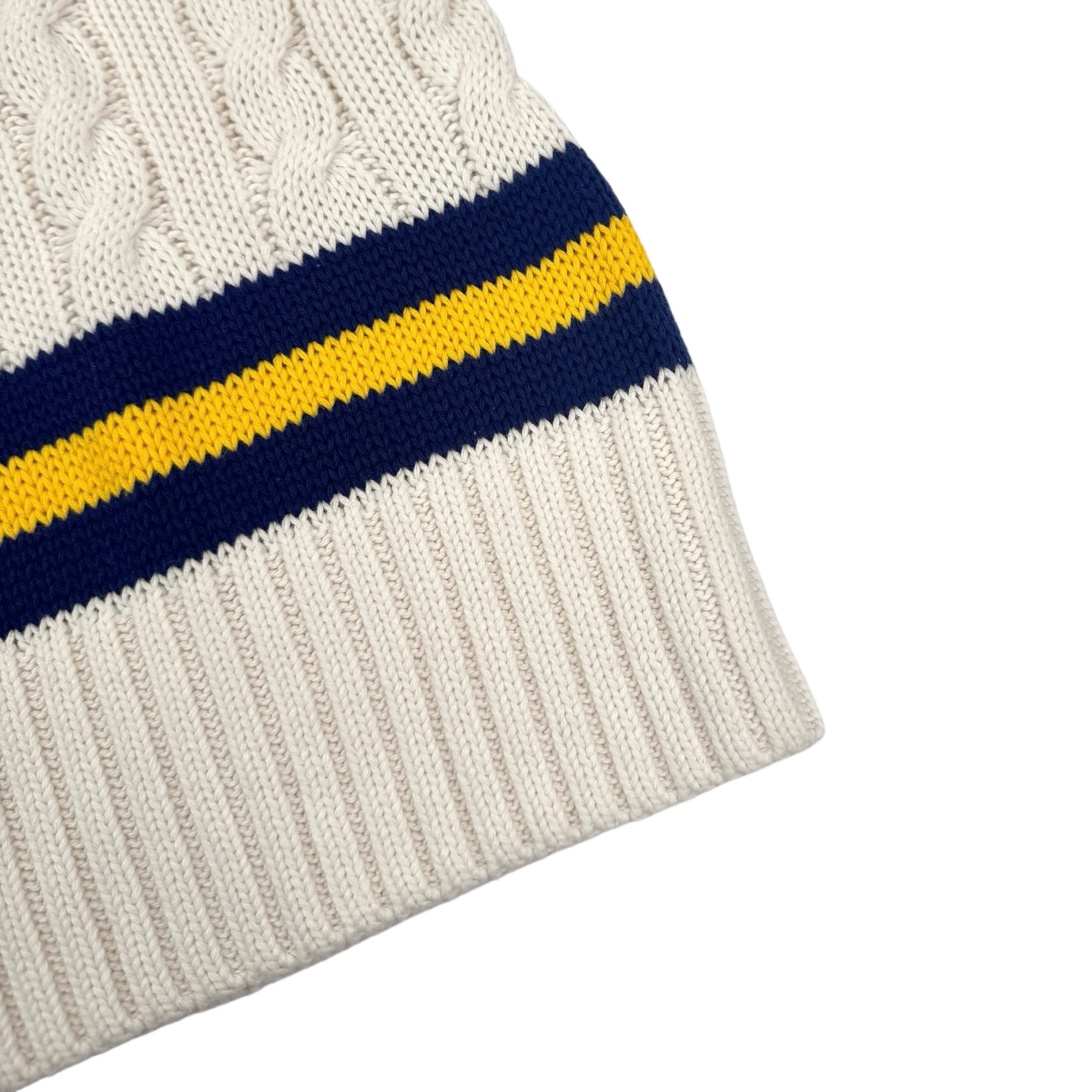 💰265【独家供应】
Ral💰h Lauren 网球绞花编结毛衣
原版6,595购入开发，面料采用定织绞纹厚织羊毛料 纹理细腻 舒适贴肤 以柔和的奶油色为主色调 纯净而温润 带着一丝甜美的慵懒感 经典的绞花编结结构设计注入灵魂 V领巧妙设计 以藏青与明黄条纹勾勒边缘 彰显出高贵与不凡 胸前交叉的网球拍图案与RLTC字样  是品牌对运动精神的巧妙致敬 带着自由与活力的气息 辨识度十足 以独到细节诠释高端格调 绘就了一幅令人心醉神迷的艺术画卷，采用进口机刺绣工艺 使用先进的计算机控制系统和精密的机械部件 实现网球拍图案与RLTC字样刺绣作业  精度高 线条流畅而细腻，立体绞花精织 通过对线圈的巧妙移位和交织 将相邻的线圈进行交叉移位 形成绞花的扭曲效果 线条流畅规整 耗时费力，成衣洗水加软去味工艺 通过专业的洗涤设备和特定的洗涤剂 对衣物进行深度清洁和去味处理 改善衣物的手感和外观。
Size:S-M-L-XL