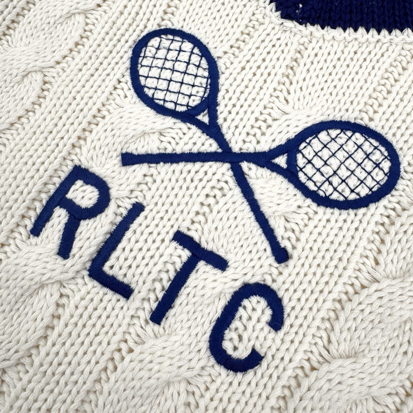 💰265【独家供应】
Ral💰h Lauren 网球绞花编结毛衣
原版6,595购入开发，面料采用定织绞纹厚织羊毛料 纹理细腻 舒适贴肤 以柔和的奶油色为主色调 纯净而温润 带着一丝甜美的慵懒感 经典的绞花编结结构设计注入灵魂 V领巧妙设计 以藏青与明黄条纹勾勒边缘 彰显出高贵与不凡 胸前交叉的网球拍图案与RLTC字样  是品牌对运动精神的巧妙致敬 带着自由与活力的气息 辨识度十足 以独到细节诠释高端格调 绘就了一幅令人心醉神迷的艺术画卷，采用进口机刺绣工艺 使用先进的计算机控制系统和精密的机械部件 实现网球拍图案与RLTC字样刺绣作业  精度高 线条流畅而细腻，立体绞花精织 通过对线圈的巧妙移位和交织 将相邻的线圈进行交叉移位 形成绞花的扭曲效果 线条流畅规整 耗时费力，成衣洗水加软去味工艺 通过专业的洗涤设备和特定的洗涤剂 对衣物进行深度清洁和去味处理 改善衣物的手感和外观。
Size:S-M-L-XL