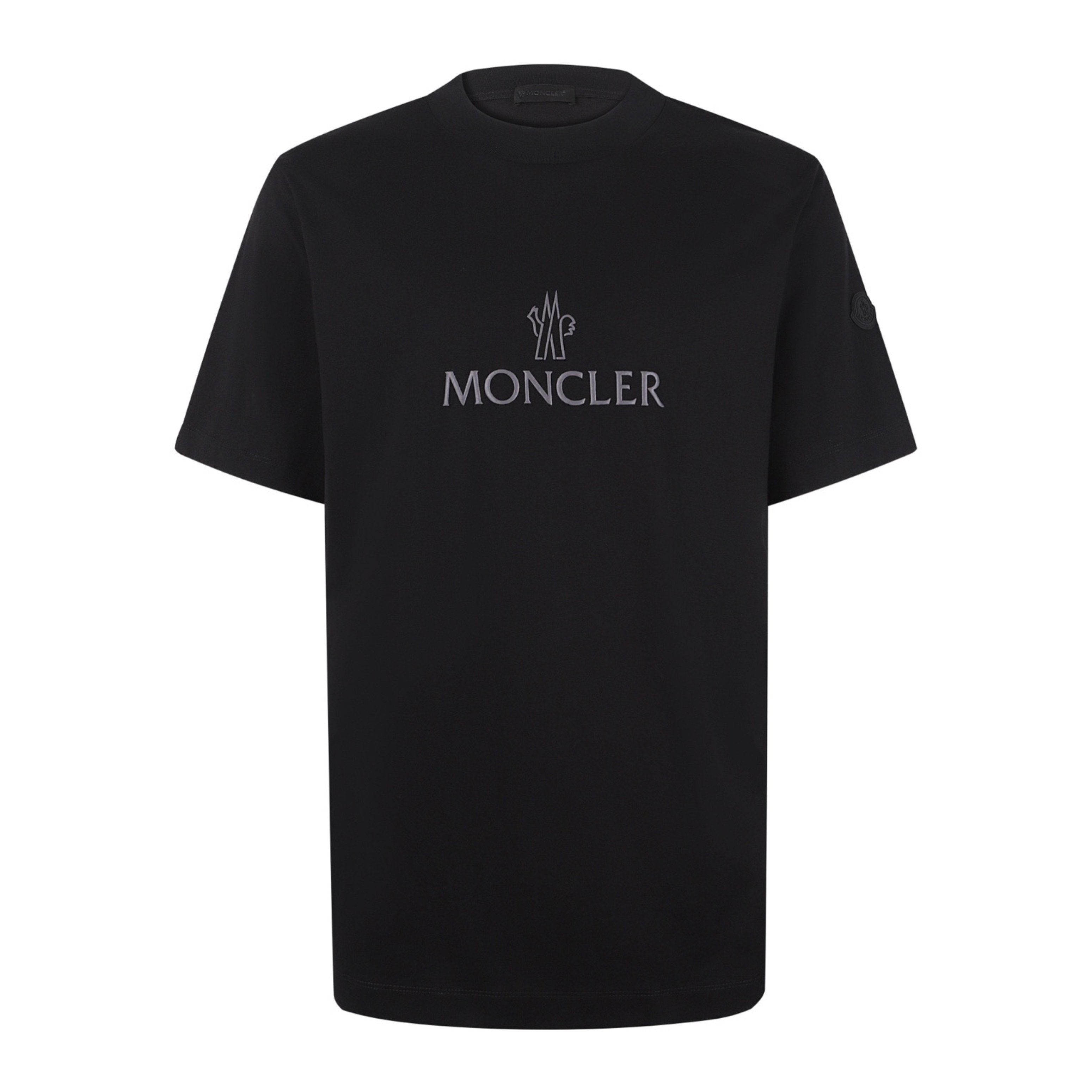 P120 Moncler 26SS 胶浆印花短袖（黑色） 原版6,778购入开发，面料采用100%高支精梳棉面料，经氨预缩与丝光工艺处理，触感柔滑亲肤，透气吸汗且抗皱性优异，色牢度达4级以上，久洗不易发黄变形。领口采用高弹力罗纹搭配三本针…
