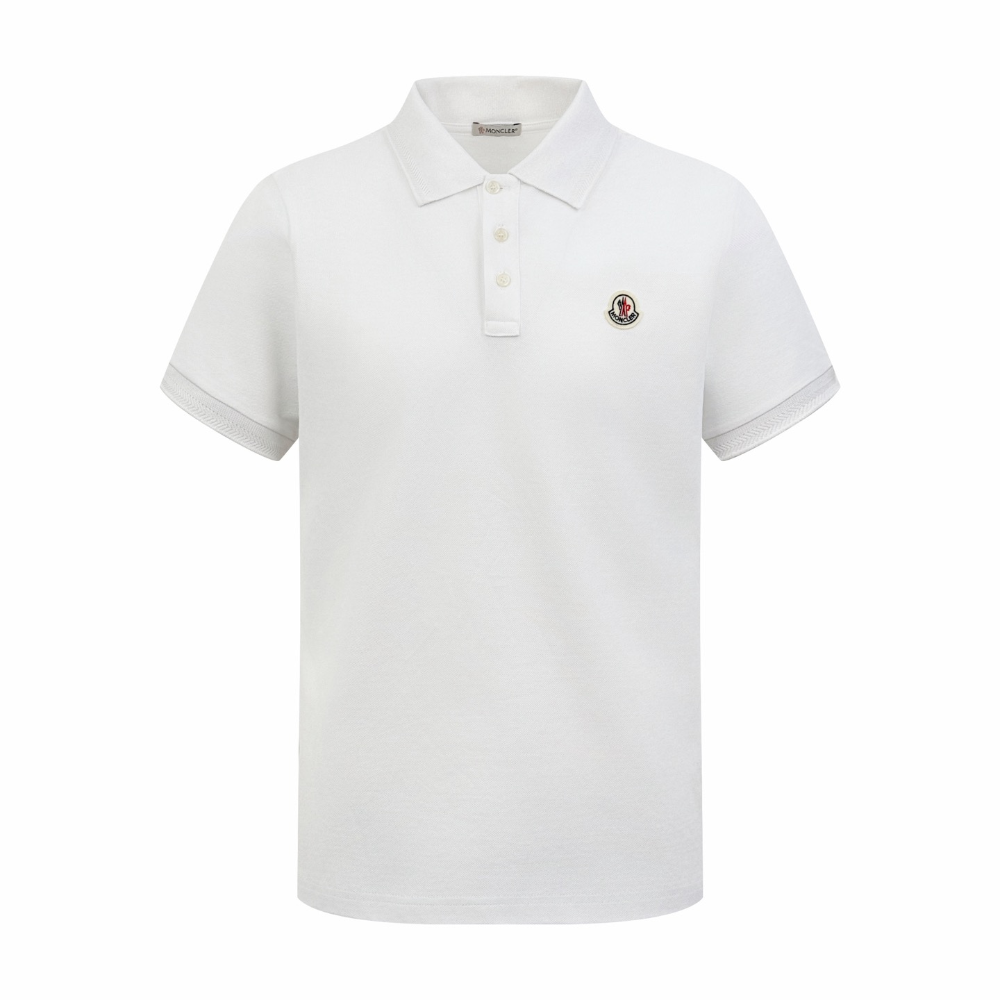 P135 Moncler 蒙口标识Polo衫（白色） 面料采用定制丝光棉凝格珠地料 紧致细腻 舒适贴肤 以纯白之色 诠释高雅风尚 标志性Moncler标识点缀于胸前 仿佛艺术家的灵魂印记 辨识度拉满 用剪裁平衡自由与优雅 无需多言 穿搭的…