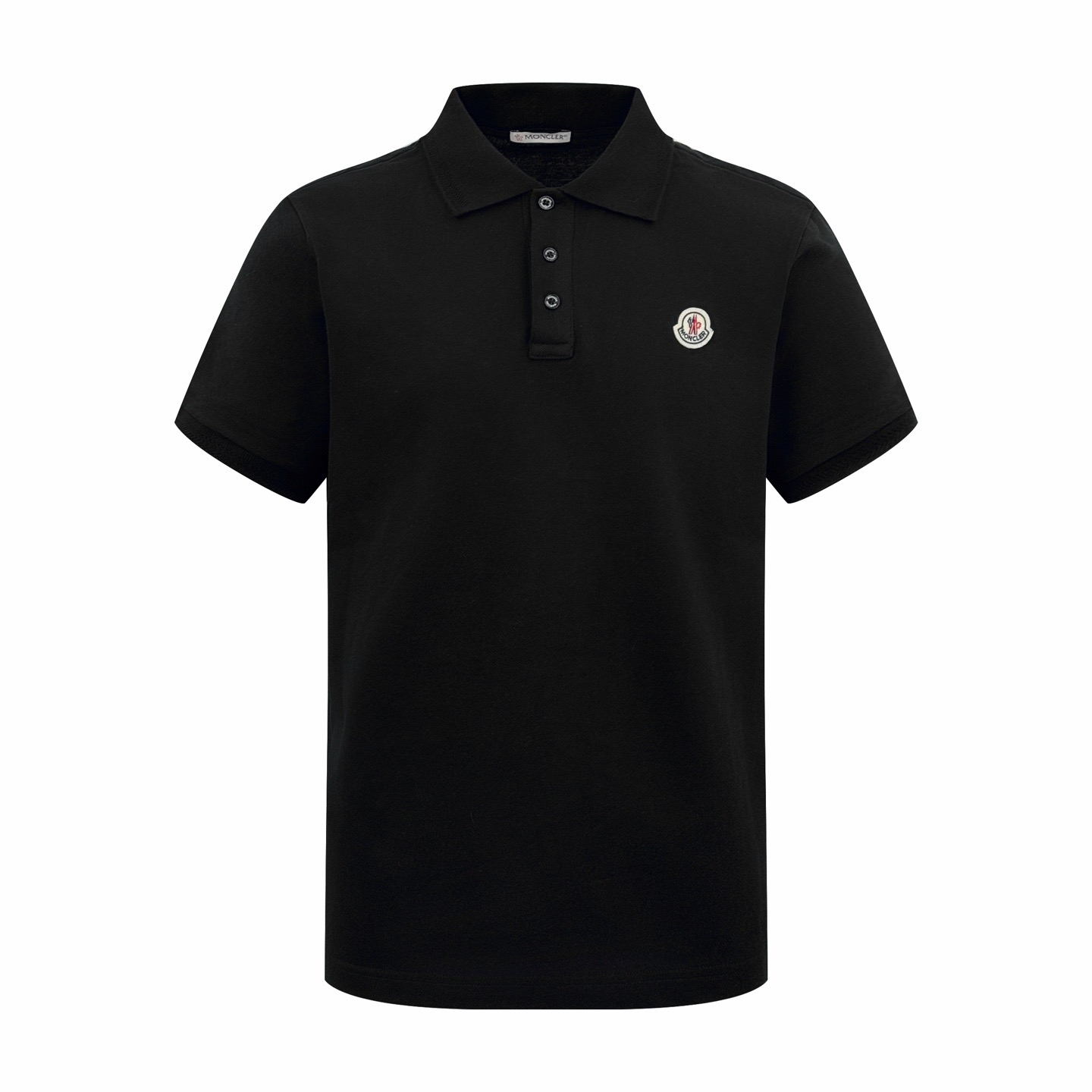 P135 Moncler 蒙口标识Polo衫（黑色） 面料采用定制丝光棉凝格珠地料 紧致细腻 舒适贴肤 以墨宸黑为主色调 夜的深邃 品的极致 标志性Moncler标识点缀于胸前 仿佛艺术家的灵魂印记 辨识度拉满 用剪裁平衡自由与优雅 无需…