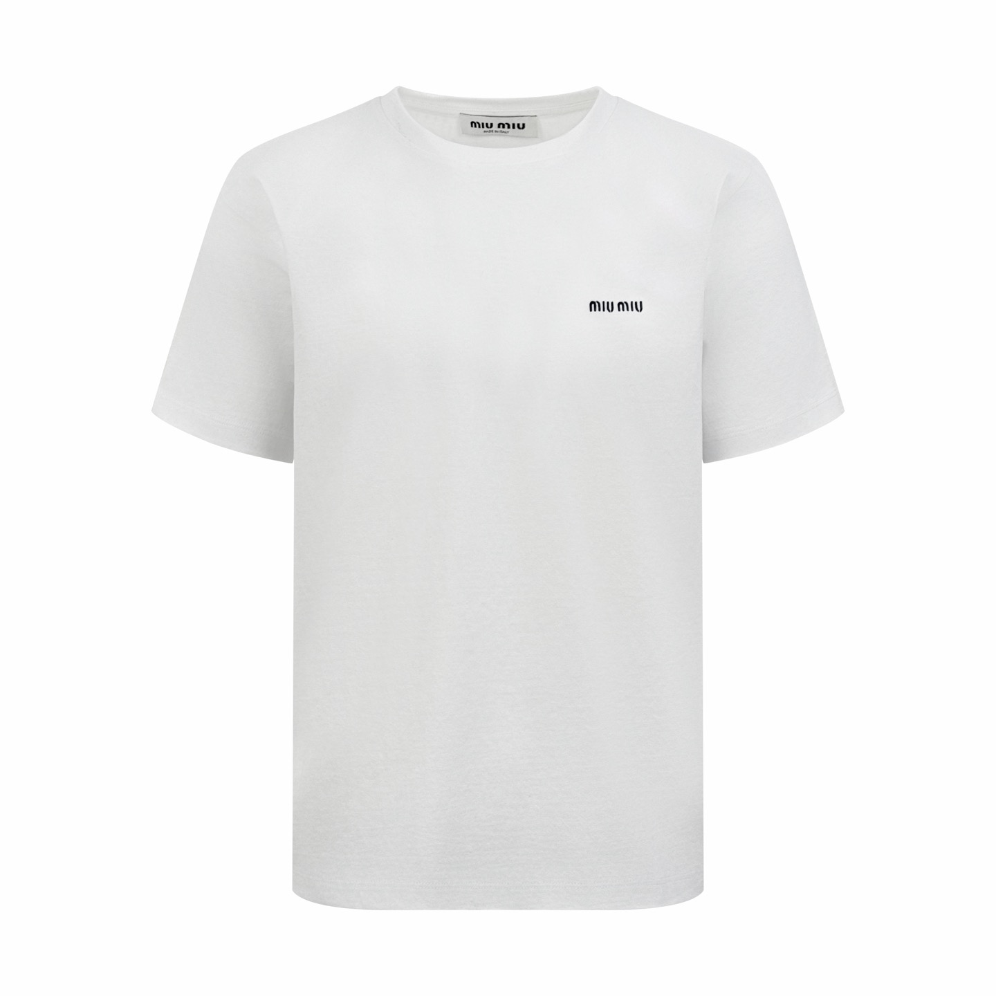 P110 MiuMiu 24FW Camiseta de manga corta con pequeño bordado de letras (blanca). La tela es algodón personalizado con t…