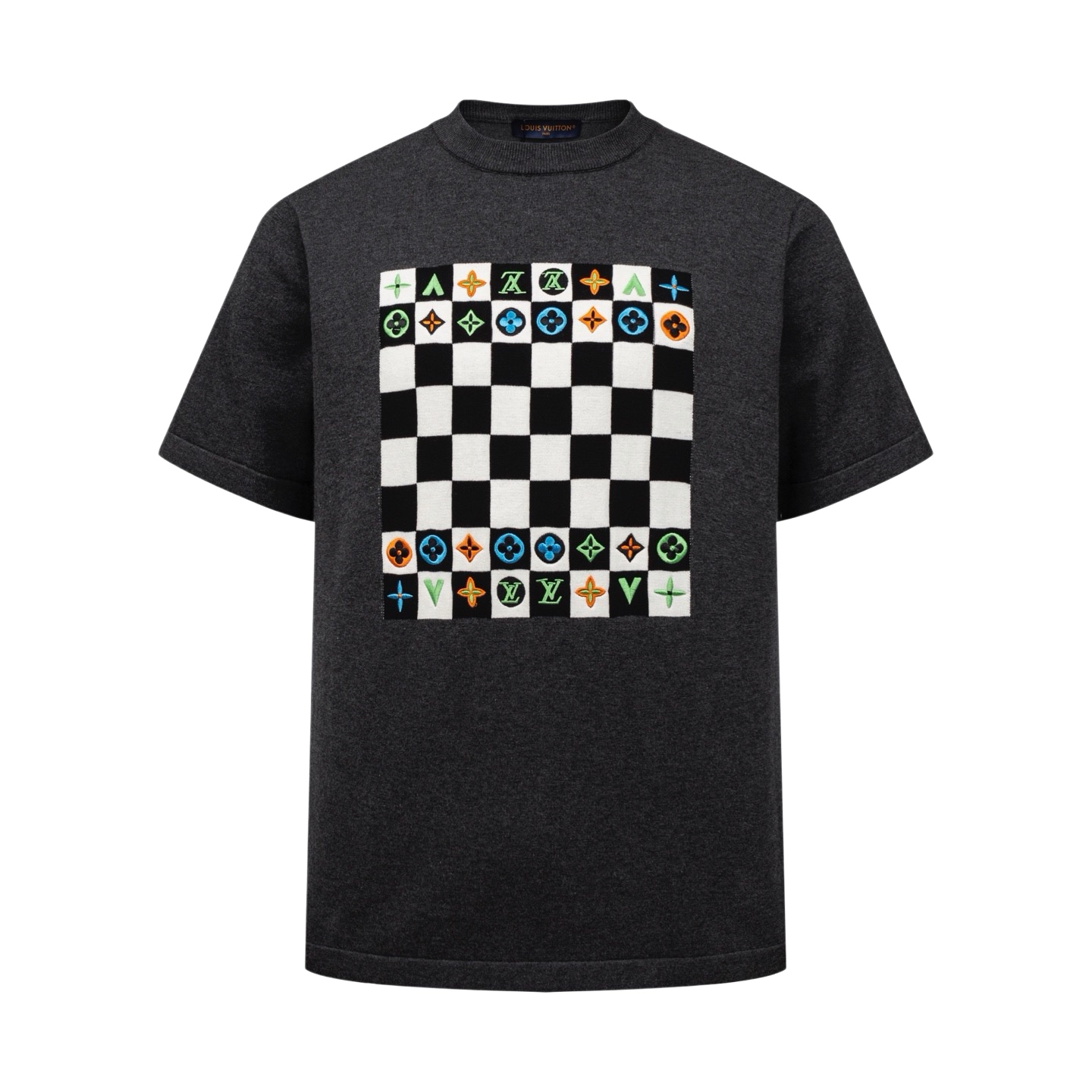NO:957300,1v 26SS checkerboard color embroidered knitted short sleeves  The fabric is made of high-count cotton knitted fabric, which is soft to the touch and has good breathability, ensuring daily comfort and durability. It is based on the classic black and white checkerboard, incorporating Monogram flower and four-leaf flower patterns, and gives traditional elements modern vitality through colorful embroidery technology. The front layout is rigorous, and the colors  Rich in color, the back maintains a minimalist solid color design, highlighting the tailoring and fabric texture. The colorful jacquard embroidery process is exquisite to present rainbow letters and checkerboard patterns. Each embroidery is strictly positioned to ensure symmetry of the pattern and full color. The high-count cotton fabric is specially treated to maintain a crisp shape and breathable performance.  Size:S-M-L-XL,,T-shirt,198609091v 26SS 棋盘格彩色刺绣针织短袖 面料采用高支棉质针织面料,触感柔软且透气性佳,确保日常穿着舒适度与耐久性.以经典黑白棋盘格为基底,融入Monogram花卉与四叶花图案,通过彩色刺绣工艺赋予传统元素现代活力.正面布局严谨,色彩丰富,背面保持极简纯色设计,凸显剪裁与面料质感.彩色提花刺绣工艺精致呈现彩虹字母与棋盘格图案,每处刺绣均经过严格定位,确保图案对称与色彩饱满.高支棉面料经特殊处理,保持挺括形态与透气性能. Size:S-M-L-XL,,T-shirt,,Men's clothing