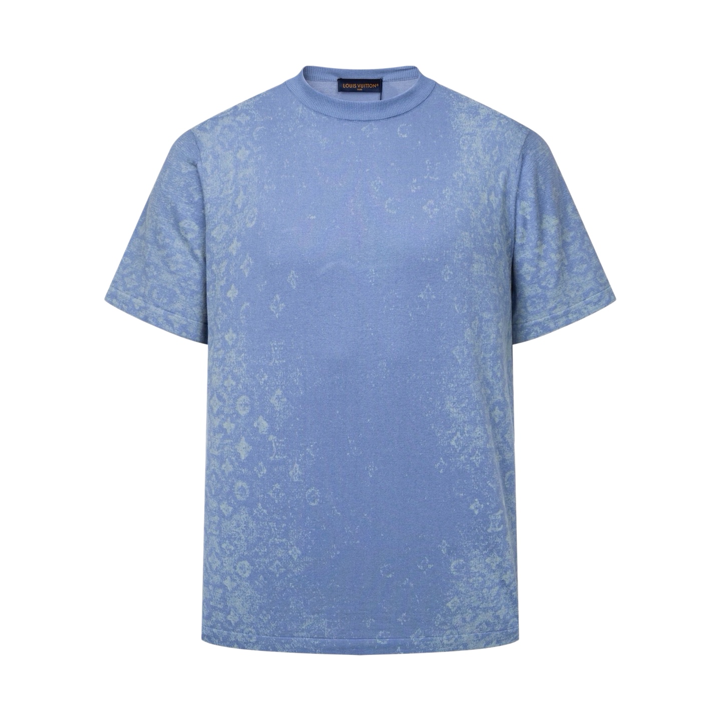 NO:957294,1v 26FW Monogram haze blue distressed gradient knitted short sleeves  Original version 13, purchased and developed. The fabric is made of selected high-count combed knitted cotton fabric. It has a delicate texture and is soft and skin-friendly. It has excellent breathability and moisture-absorbing and sweat-wicking properties. It makes the upper body refreshing and non-sticky in summer. The knitted weave has moderate elasticity and fits the body shape without a tight feeling. The fabric is not easy to deform or lift.  The ball is washable and wear-resistant. The whole body is made of low-saturated haze blue base, with an innovative gradient smudged Monogram presbyopia print design. The left and right sides of the body naturally transition from light golden presbyopia patterns to the central solid color area. The washed old mottled texture weakens the heavy feeling of the print, giving a hazy retro look.  It feels soft and high-end, low-key and conceals the brand's classic logo without being too ostentatious. Simple and basic round neck structure, reinforced rib closing at the collar, which is not easy to loose and deform after long-term wear; neat shoulder and short-sleeved tailoring, loose and slightly dropped shape to adapt to all kinds of figures, modify the shoulder and back lines; the hem is flat and double-needle  The routing and workmanship are precise and firm. It has strong wear compatibility. It is simple and high-end when worn alone. It is suitable for pairing with denim shorts, casual trousers, and sports shorts. It can take into account various scenarios such as daily commuting, leisure travel, and short vacations. The soft gradient presbyopia perfectly blends the light luxury texture with the relaxed daily style.  Size:S-M-L-XL,,shorts,T-shirt,198609091v 26FW Monogram雾霾蓝做旧渐变针织短袖 原版13,购入开发,面料采用甄选高支精梳针织棉面料,细腻肌理软糯亲肤,具备出色透气、吸湿排汗性能,夏日上身清爽不粘身,针织织法弹力适中,贴合身形却无紧绷束缚感,面料不易变形、起球,耐洗耐磨.整体采用低饱和雾霾蓝基底,创新渐变晕染Monogram老花印花设计,衣身左右两侧由浅金色老花纹样自然向中心纯色区域过渡,水洗做旧斑驳质感弱化印花厚重感,朦胧复古的视觉层次柔和高级,低调暗藏品牌经典标识,不会过于张扬.简约基础圆领结构,领部加固罗纹收口,久穿不易松垮变形；利落正肩短袖剪裁,宽松微落衣型适配各类身材,修饰肩背线条；下摆平整双针走线,做工精密牢固.穿搭兼容性极强,单穿简约高级,搭配牛仔短裤、休闲西裤、运动短裤都适配,兼顾日常通勤、休闲出行、短途度假多种场景,柔和渐变老花将轻奢质感与松弛日常风格完美融合. Size:S-M-L-XL,,shorts,T-shirt,,Men's clothing