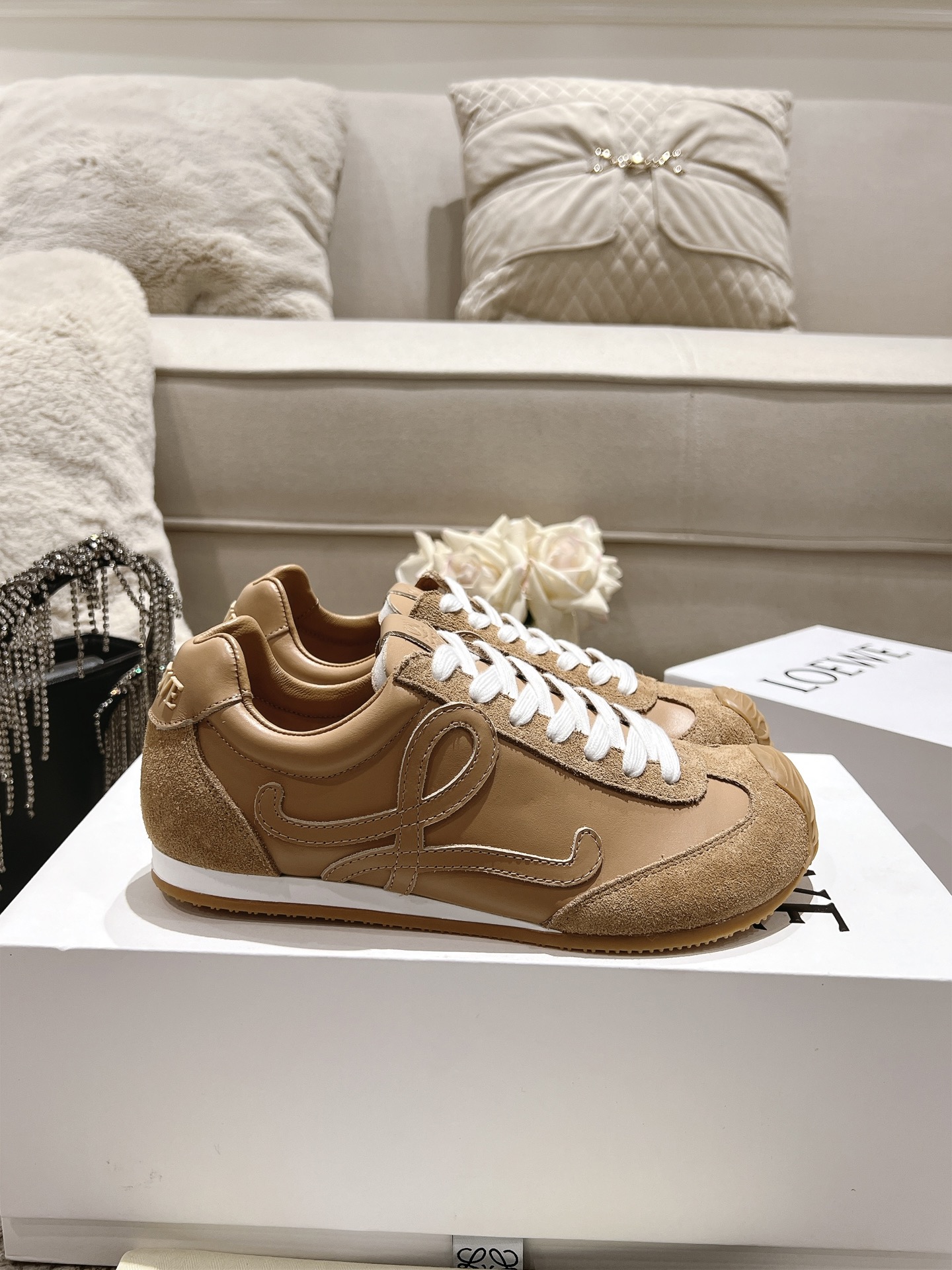 NO:222781,2025Loewe/Luo Yiwei’s new hit model, Wang Yibo and many celebrities are the same model!  Couple sneakers, German training shoes. The highest version!  Purchase quality!  Original 1:1 replica, TU broadsome!  New color retro series running shoes, standard size, light and breathable on the upper part. Fabric imported beef reverse velvet/cowhide/imported silk cloth, inner imported sheepskin insoles, high elastic breast pads/imported sheepskin women's size 35–41 (41 custom made only without return) Men's size 39–45 (men's plus 10), casual shoes/sports shoes, loewe, loewe, sneakers, cowhide, sheepskin198609092025Loewe/罗意威新款爆款 王一博及众多明星同款！ 情侣款运动鞋德训鞋. 最高版本！代购品质！ 原版1:1复刻,TU大底！ 全新配色复古系列跑鞋,标准码数, 上脚轻盈服适透气. 面料进口牛反绒/牛皮/进口丝绸布 内里进口羊皮 鞋垫高弹乳垫/进口羊皮 女码35–41（41只定做不退换） 男码39–45（男款加10）,休闲鞋/运动鞋,loewe,loewe,sneakers,cowhide,sheepskin,Women's Shoes