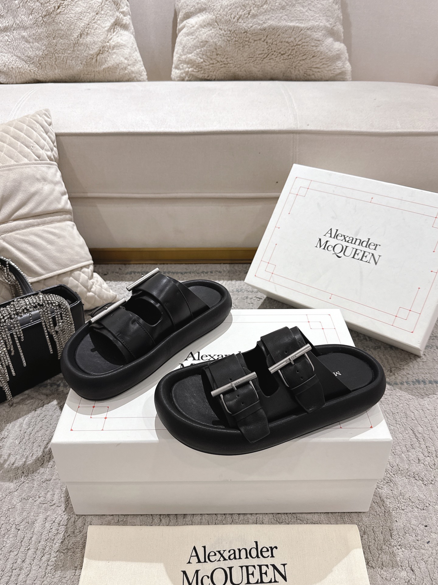 NO:475441,McQueen's new Arc thick-soled cowhide/sandals slippers couples! AIexanderMcQUEEN original quality has been certified. The latest counter catwalk model, original 1:1 replica, the toe is made of open-toe design, plus the embellishment of minimalist style and ins style, this pair of slippers can perfectly match various clothing, making your every step of ease and freedom exuding a relaxed and comfortable charm. Soft sole design, comfortable walking, and you won’t feel uncomfortable even if you stand for a long time. The fabric adopts smooth calfskin to interpret unique shape and unified texture, soft insoles and thick sole of the same color, external rubber foam anti-slip sole imprinted skull pattern and McQueen logo. Color black and white brown Fabric grain calfskin. Inner sheepskin midsole sheepskin water table sheepskin women’s 35–40 (female 40 not return or exchange). Men’s 39–46 (male 46 not return or exchange) Women’s 39–46 (male 46 not return or exchange) Women’s ., slippers, alexander mcqueen,sandals,slippers,cowhide,sheepskin19860909麦昆新款Arc厚底牛皮/凉鞋拖鞋情侣款！ AIexanderMcQUEEN原单品质已认证. 最新专柜T台走秀款 ,原版1:1复刻,鞋头采用露趾设计,加上极简风和ins风的点缀,这双拖鞋都能完美匹配各种服饰,让你的每一步都散发着轻松与自在的魅力.软底设计,行走舒适,即便是长时间站立也不会感到不适 面料釆用光滑小牛皮演绎独特造型与统一质感,内部柔软鞋垫和同色系厚底,外部橡胶发泡防滑鞋底压印骷髅图案和McQueen标志. 颜色黑色白色棕色 面料粒面小牛皮. 内裡羊皮 包中底羊皮 包水台羊皮 女款35–40（女40不退换）. 男款39–46（男46不退换） 女款.男款.,拖鞋,alexander mcqueen,sandals,slippers,cowhide,sheepskin,Women's Shoes