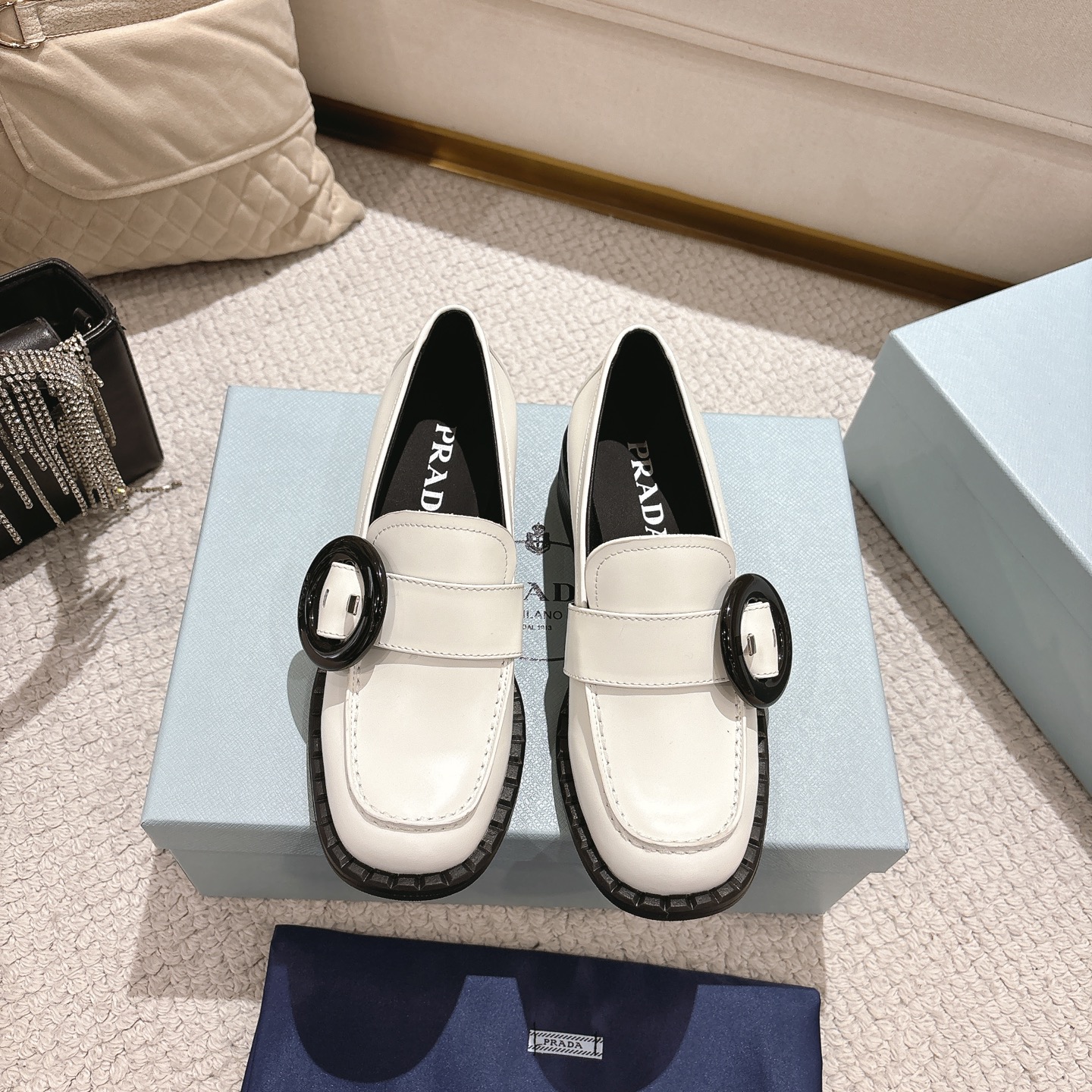 NO:264605,The high-end version of Prad has been certified for 5 Early Spring Prada #Chen Haoyu, the same style as many celebrities and the same style/mid-heeled British loafers, the round rubber buckle design adds a sense of exquisiteness, the overall shape is full of aura, and the British style leather shoes show the high-end style in a casual manner. Chen Haoyu is the same style/Prada25ss loafers!  Fabric imported beads, inner inner sheepskin, insole imported cowhide, women's style: standard size 35-41 (customized for 40.41). Color black, light brown, white. The shoes are already cost-effective, so no bargaining. #Chen Haoyu's same Prada loafers #Temperamental outfits, loafers, prada, prada, loafers, cowhide, sheepskin19860909出 高版本 Prad已认证5 早春普拉达 #陈昊宇同款,众多明星网红同款/中跟英伦乐福鞋,圆形胶扣设计增添精致感, 整体造型气场十足, 英伦风小皮鞋随性中尽显高级范. 陈昊宇同款 /Prada25ss乐福鞋！ 面料进口开边珠 内里进口羊皮 鞋垫进口牛皮 女款:标准码35-41（40.41定做）. 颜色黑色.浅棕.白色  鞋子已极具性价比,拒绝议价. #陈昊宇同款Prada乐福鞋 #气质穿搭,乐福鞋,prada,prada,loafers,cowhide,sheepskin,Women's Shoes