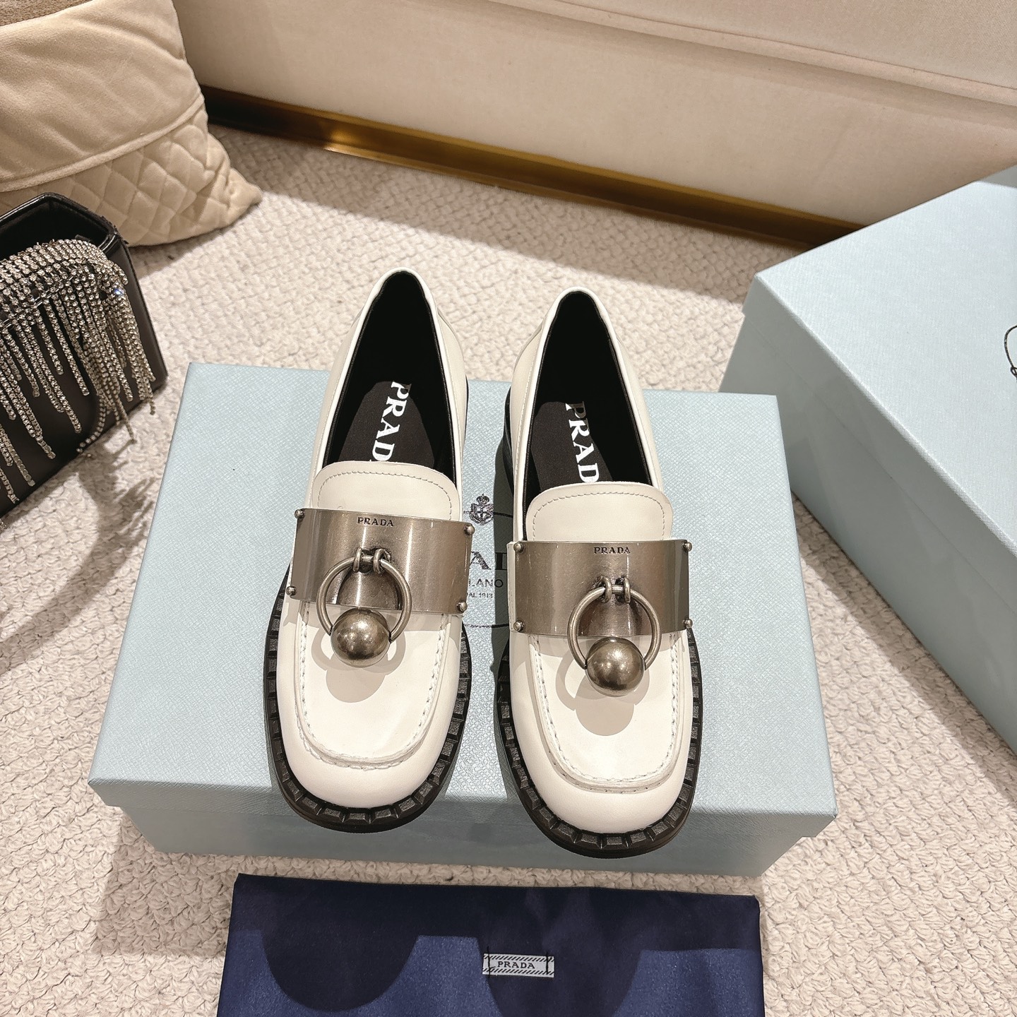 NO:262159,High-version Prad has been certified 5 Early Spring Prada #Chen Haoyu, the same style, many celebrity celebrity styles/mid-heeled British loafers, the metal buckle design adds a sense of exquisiteness, the overall shape is full of aura, and the British style leather shoes show the high-end style in a casual manner. Chen Haoyu is the same style /Prada25ss loafers!  Fabric imported beads, inner inner sheepskin, insole imported cowhide, women's style: standard size 35-41 (customized for 40.41). Color black, light brown, white. The shoes are already cost-effective, so the bargaining price is refused. #Chen Haoyu's same Prada loafers #Temperamental outfits, loafers, prada, prada, loafers, cowhide, sheepskin19860909高版本 Prad已认证5 早春普拉达 #陈昊宇同款,众多明星网红同款/中跟英伦乐福鞋,金属扣设计增添精致感, 整体造型气场十足, 英伦风小皮鞋随性中尽显高级范. 陈昊宇同款 /Prada25ss乐福鞋！ 面料进口开边珠 内里进口羊皮 鞋垫进口牛皮 女款:标准码35-41（40.41定做）. 颜色黑色.浅棕.白色  鞋子已极具性价比,拒绝议价. #陈昊宇同款Prada乐福鞋 #气质穿搭,乐福鞋,prada,prada,loafers,cowhide,sheepskin,Women's Shoes