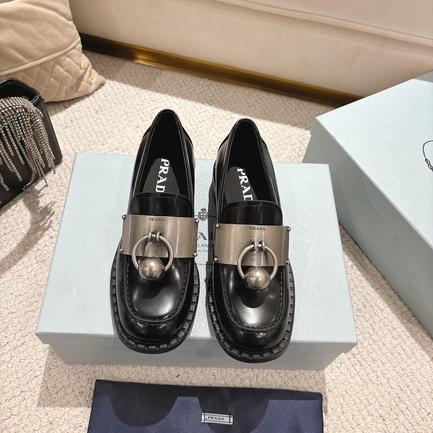 NO:264602,The high-end version of Prad has been certified for 5 Early Spring Prada #Chen Haoyu, the same style as many celebrities and the same style/mid-heeled British loafers. The metal buckle design adds a sense of exquisiteness, the overall shape is full of aura, and the British style leather shoes show the high-end style in a casual manner. Chen Haoyu is the same style/Prada25ss loafers!  Fabric imported beads, inner inner sheepskin, insole imported cowhide, women's style: standard size 35-41 (customized for 40.41). Color black, light brown, white. The shoes are already cost-effective, so the bargaining price is refused. #Chen Haoyu's same Prada loafers #Temperamental outfits, loafers, prada, prada, loafers, cowhide, sheepskin19860909出 高版本 Prad已认证5 早春普拉达 #陈昊宇同款,众多明星网红同款/中跟英伦乐福鞋,金属扣设计增添精致感, 整体造型气场十足, 英伦风小皮鞋随性中尽显高级范. 陈昊宇同款 /Prada25ss乐福鞋！ 面料进口开边珠 内里进口羊皮 鞋垫进口牛皮 女款:标准码35-41（40.41定做）. 颜色黑色.浅棕.白色  鞋子已极具性价比,拒绝议价. #陈昊宇同款Prada乐福鞋 #气质穿搭,乐福鞋,prada,prada,loafers,cowhide,sheepskin,Women's Shoes