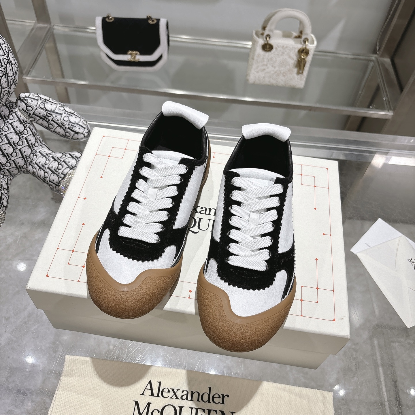 NO:407198,Men's model (top version) 2025 McQueen's new AIexanderMcQUEEN Original order quality has been certified!  Original 1:1 reproduction, the latest counter is released simultaneously. McQueen logo round toe, lightweight segmented sole soft sole design, imported elastic breathable fabric + grained cowhide, inner and insoles are soft, comfortable to walk, and not stuffy. Five-color black and white apricot black and brown yellow fabric grained cowhide + elastic cloth + cow back velvet insoles imported sheepskin women's model 35–40 (women's 40 no return or exchange) men's model 40-45 (men's 45 no return or exchange), casual shoes/sports shoes, alexander mcqueen, sneakers, cowhide, sheepskin19860909男款（顶级版本） 2025麦昆新款AIexanderMcQUEEN 原单品质已认证！ 原版1:1复刻,最新专柜同步上新. McQueen标志 圆形鞋头 轻盈分段式鞋底软底设计, 进口弹力透气面料+粒面牛皮配制, 内及鞋垫柔软,行走舒适,不闷脚. 五色黑白白色杏色黑棕黄色 面料粒面牛皮+弹力布+牛反绒 鞋垫进口羊皮 女款35–40（女40不退换） 男款40-45（男45不退换）,休闲鞋/运动鞋,alexander mcqueen,sneakers,cowhide,sheepskin,Women's Shoes