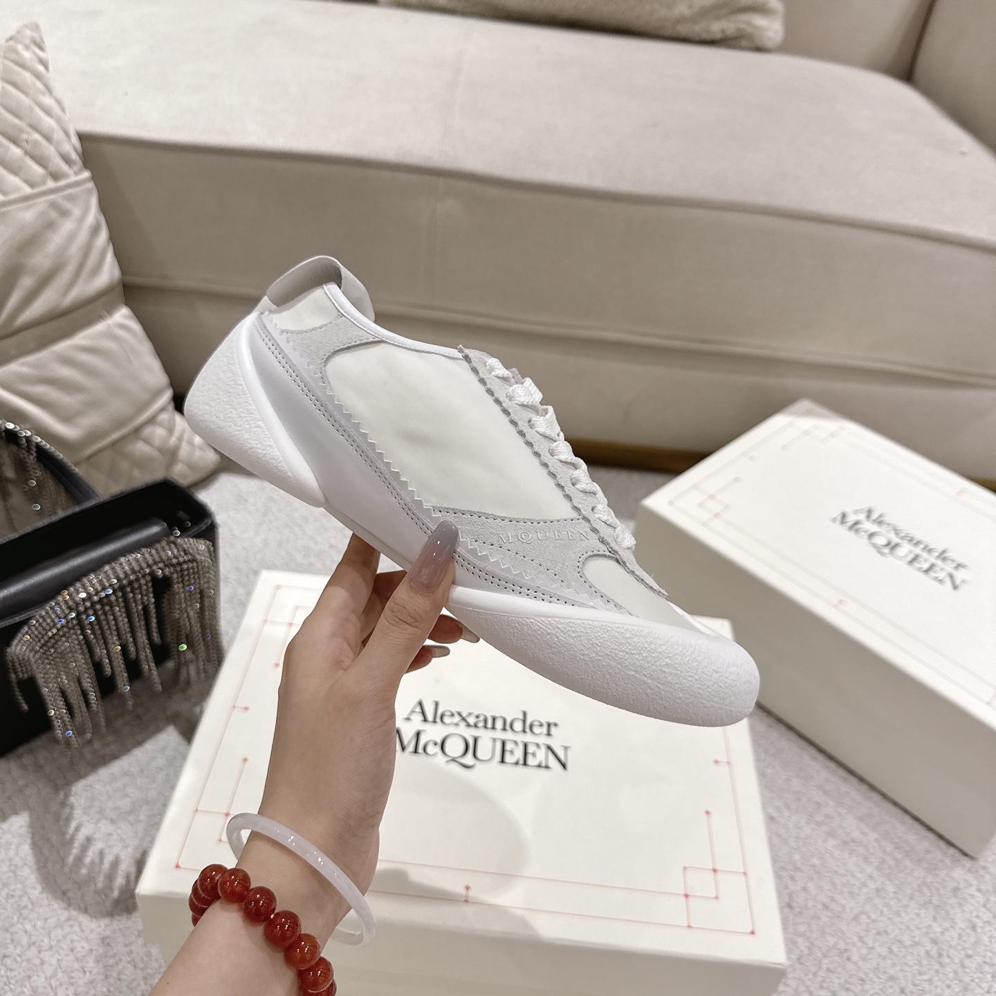 NO:440509,2025 McQueen's new AIexanderMcQUEEN original order quality has been certified!  Original 1:1 reproduction, the latest lace-up casual shoes are available at the same time. McQueen logo round toe, lightweight segmented sole soft sole design, imported elastic breathable fabric + grained cowhide, inner and insoles are soft, comfortable to walk, and not stuffy. Five-color black/white white beige black/brown yellow fabric grained cowhide + elastic cloth + cow back fleece insoles imported sheepskin women's 35–40 (female 40 not return or exchange) men's 39–45 (male 45 not return or exchange) women's (male plus 10), casual shoes/sports shoes, alexander mcqueen, sneakers, cowhide, sheepskin198609092025麦昆新款AIexanderMcQUEEN 原单品质已认证！ 原版1:1复刻,最新系带休闲鞋同步上新. McQueen标志 圆形鞋头 轻盈分段式鞋底软底设计, 进口弹力透气面料+粒面牛皮配制, 内及鞋垫柔软,行走舒适,不闷脚. 五色黑/白白色米白色黑/棕黄色 面料粒面牛皮+弹力布+牛反绒 鞋垫进口羊皮 女款35–40（女40不退换） 男款39–45（男45不退换） 女款（男款加10）,休闲鞋/运动鞋,alexander mcqueen,sneakers,cowhide,sheepskin,Women's Shoes