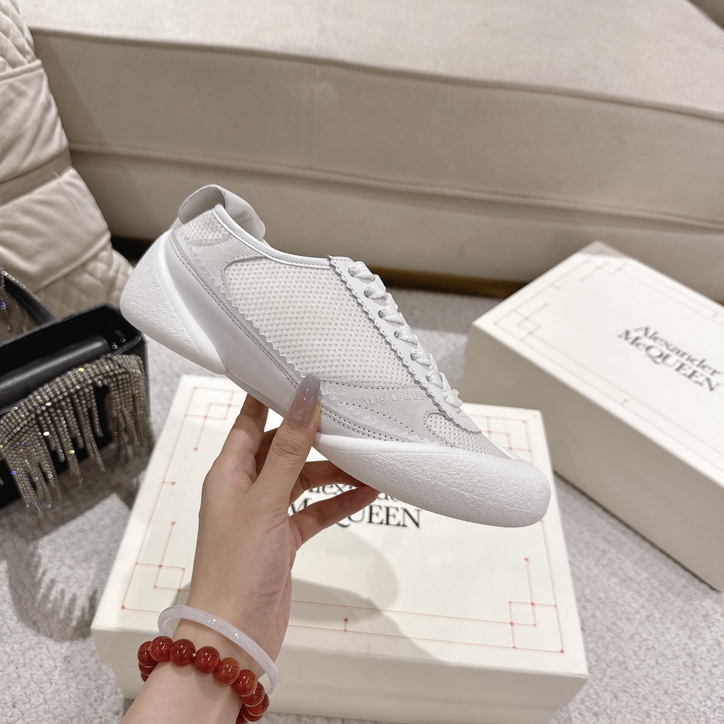 NO:440516,The 2025 McQueen new AIexanderMcQUEEN original order quality has been certified!  Original 1:1 reproduction, the latest lace-up casual shoes are available at the same time. McQueen logo round toe, lightweight segmented sole soft sole design, imported elastic breathable fabric + grained cowhide, inner and insoles are soft, comfortable to walk, and not stuffy. Five-color black/white white beige black/brown yellow fabric grained cowhide + elastic cloth + cow back fleece insoles imported sheepskin women's 35–40 (female 40 not return or exchange) men's 39–45 (male 45 not return or exchange) women's (male plus 10), casual shoes/sports shoes, alexander mcqueen, sneakers, cowhide, sheepskin19860909的2025麦昆新款AIexanderMcQUEEN 原单品质已认证！ 原版1:1复刻,最新系带休闲鞋同步上新. McQueen标志 圆形鞋头 轻盈分段式鞋底软底设计, 进口弹力透气面料+粒面牛皮配制, 内及鞋垫柔软,行走舒适,不闷脚. 五色黑/白白色米白色黑/棕黄色 面料粒面牛皮+弹力布+牛反绒 鞋垫进口羊皮 女款35–40（女40不退换） 男款39–45（男45不退换） 女款（男款加10）,休闲鞋/运动鞋,alexander mcqueen,sneakers,cowhide,sheepskin,Women's Shoes