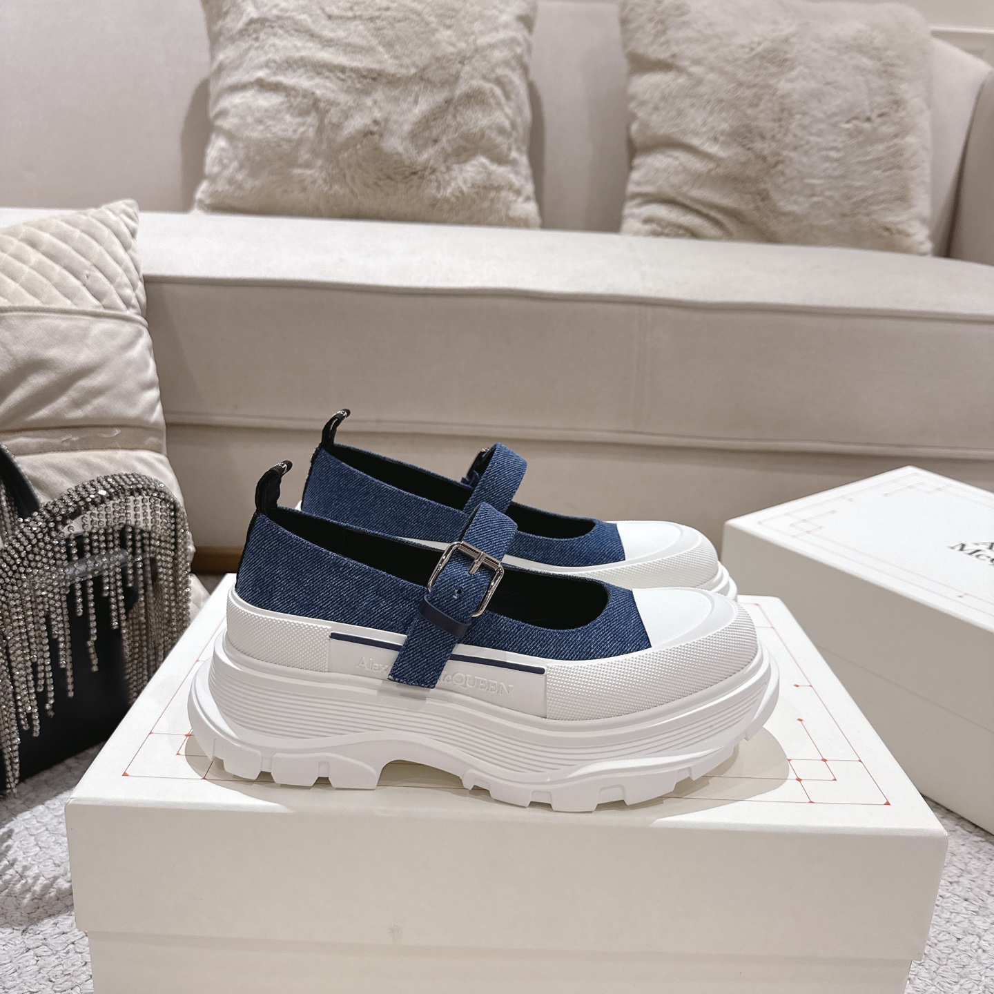 NO:417172,McQueen's new Mary Jane Women's Shoes AIexanderMcQUEEN Original quality has been certified!  The original version is 1:1 replica, the latest counter is released simultaneously. AIexanderMcQueen logo Round toe, comfortable and simple. TPU combination sole cover protective upper design, fabric grain cowhide inner imported sheepskin insole imported sheepskin color black denim blue white women's model 35–40 (women's 40 no return or exchange), Mary Jane, alexander mcqueen,mary jane,cowhide,sheepskin19860909麦昆新款玛丽珍女鞋AIexanderMcQUEEN 原单品质已认证！ 原版1:1复刻,最新专柜同步上新. AIexanderMcQueen标志 圆形鞋头,舒适简洁. TPU组合鞋底罩子保护鞋面设计, 面料粒面牛皮 内进口羊皮 鞋垫进口羊皮  颜色黑色牛仔蓝白色 女款35–40（女40不退换）,玛丽珍,alexander mcqueen,mary jane,cowhide,sheepskin,Women's Shoes