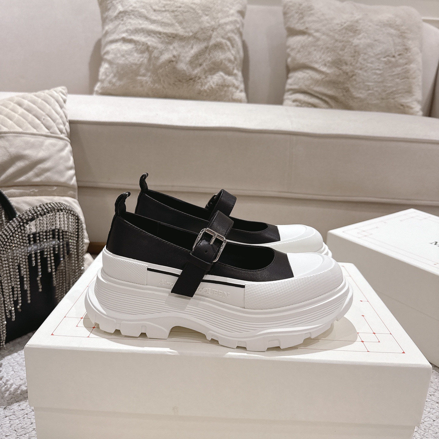 NO:417165,McQueen's new Mary Jane Women's Shoes AIexanderMcQUEEN Original quality has been certified!  The original version is 1:1 replica, the latest counter is released simultaneously. AIexanderMcQueen logo Round toe, comfortable and simple. TPU combination sole cover protective upper design, fabric grain cowhide inner imported sheepskin insole imported sheepskin color black denim blue white women's model 35–40 (women's 40 no return or exchange), Mary Jane, alexander mcqueen,mary jane,cowhide,sheepskin19860909麦昆新款玛丽珍女鞋AIexanderMcQUEEN 原单品质已认证！ 原版1:1复刻,最新专柜同步上新. AIexanderMcQueen标志 圆形鞋头,舒适简洁. TPU组合鞋底罩子保护鞋面设计, 面料粒面牛皮 内进口羊皮 鞋垫进口羊皮  颜色黑色牛仔蓝白色 女款35–40（女40不退换）,玛丽珍,alexander mcqueen,mary jane,cowhide,sheepskin,Women's Shoes