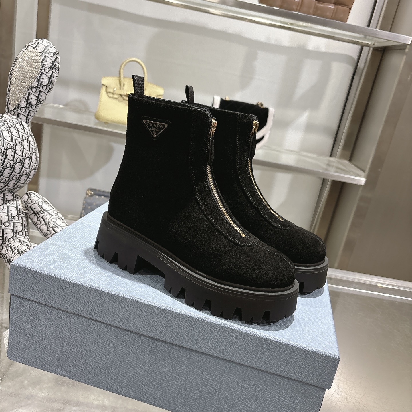 NO:482726,2055PRAD spring and autumn hot short boots, new style, boutique certified, original 1:1 customized, highest version!  Many celebrity celebrities' favorites, Prad's most classic triangle logo, front zipper boots, British retro paired with 6 cm thick sole design, fashionable mid-die showing elegant temperament. Injection molded triangle letters luogo craftsmanship, TPU anti-slip light and thick sole, which is very popular this year, and you will not make mistakes when wearing casual and sports... Fabric: imported high mercerized matte cowhide Inner: imported cowhide foot pad: imported cowhide broadsole: original molded TPU large sole Sole: 6cm Packaging: original full set of packaging, cloth bag + certificate of conformity Women's code: 35-42 (41-42 custom-made without return) Color brown, black, khaki, boots, prada, boots, cowhide198609092055PRAD春秋爆款短靴 新款 精品已认证 原版1:1定制,最高版本！ 众多明星网红最爱,prad最经典的三角标,前拉链短靴,英伦风复古搭配6厘米厚底设计,时尚中鼎显优雅气质.注塑三角字母luogo工艺,TPU防滑轻盈厚底,今年非常爆,穿上休闲运动两不失误…… 面料:进口高丝光磨砂牛皮 内里: 进口牛皮 垫脚: 进口牛皮 大底: 原版开模TPU大底 底厚: 6cm 包装: 原版全套包装,布袋+合格证 女码: 35-42（41-42定制不退换） 颜色咖啡色、黑色、卡其色,靴子,prada,boots,cowhide,Women's Shoes