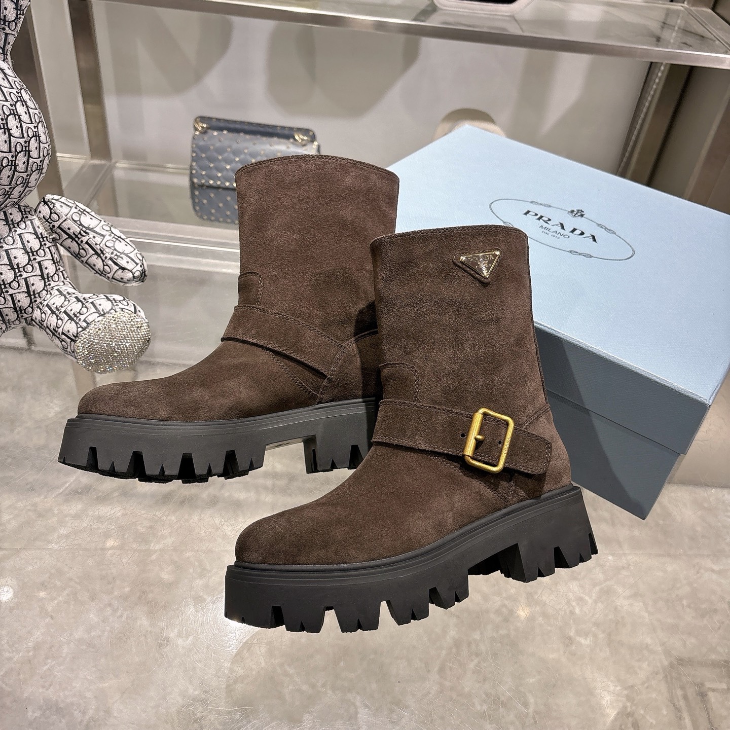 NO:482688,Leather 50 2025PRAD spring and autumn hot boots. New women's boots with one foot are certified. Original 1:1 customization, the highest version. Many celebrity celebrities' favorites, one foot short boots, Prad's most classic triangle logo, British retro paired with 6 cm thick sole design, fashionable Zhongdian shows elegant temperament. Injection molded triangle letters luogo craftsmanship, TPU anti-slip light thick sole, easy to put on and take off, it is very popular this year. You don't make mistakes when wearing casual and sports... Fabric: high mercerized matte cowhide/head layer grain cowhide Inner: imported cowhide foot pad: imported cowhide large sole: original molded TPU large sole bottom thickness: 6cm Packaging: original full set of packaging, cloth bag + certificate of conformity Women's code: 35-42 (41-42 customization without return and exchange)  Colors of brown, black, khaki, black leather, boots, prada, boots, cowhide19860909皮面50 2025PRAD春秋爆款短靴 一脚蹬新款女靴精品已认证 原版1:1定制,最高版本 众多明星网红最爱,一脚蹬短靴,prad最经典的三角标,英伦风复古搭配6厘米厚底设计,时尚中鼎显优雅气质.注塑三角字母luogo工艺,TPU防滑轻盈厚底,穿脱方便,今年非常爆,穿上休闲运动两不失误…… 面料:高丝光磨砂牛皮/头层粒面牛皮 内里: 进口牛皮 垫脚: 进口牛皮 大底: 原版开模TPU大底 底厚: 6cm 包装: 原版全套包装,布袋+合格证 女码: 35-42（41-42定制不退换） 颜色咖啡色、黑色、卡其色、黑色皮面,靴子,prada,boots,cowhide,Women's Shoes