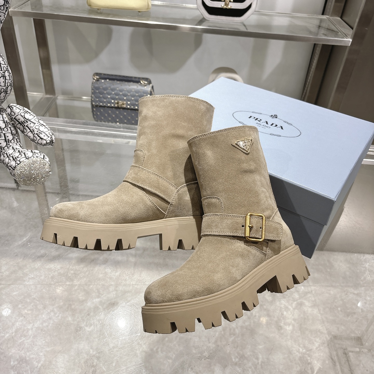 NO:482678,Leather 50 2025PRAD spring and autumn hot boots. New women's boots with one foot are certified. Original 1:1 customization, the highest version. Many celebrity celebrities' favorites, one foot short boots, Prad's most classic triangle logo, British retro paired with 6 cm thick sole design, fashionable Zhongdian shows elegant temperament. Injection molded triangle letters luogo craftsmanship, TPU anti-slip light thick sole, easy to put on and take off, it is very popular this year. You don't make mistakes when wearing casual and sports... Fabric: high mercerized matte cowhide/head layer grain cowhide Inner: imported cowhide foot pad: imported cowhide large sole: original molded TPU large sole bottom thickness: 6cm Packaging: original full set of packaging, cloth bag + certificate of conformity Women's code: 35-42 (41-42 customization without return and exchange)  Colors of brown, black, khaki, black leather, boots, prada, boots, cowhide19860909皮面50 2025PRAD春秋爆款短靴 一脚蹬新款女靴精品已认证 原版1:1定制,最高版本 众多明星网红最爱,一脚蹬短靴,prad最经典的三角标,英伦风复古搭配6厘米厚底设计,时尚中鼎显优雅气质.注塑三角字母luogo工艺,TPU防滑轻盈厚底,穿脱方便,今年非常爆,穿上休闲运动两不失误…… 面料:高丝光磨砂牛皮/头层粒面牛皮 内里: 进口牛皮 垫脚: 进口牛皮 大底: 原版开模TPU大底 底厚: 6cm 包装: 原版全套包装,布袋+合格证 女码: 35-42（41-42定制不退换） 颜色咖啡色、黑色、卡其色、黑色皮面,靴子,prada,boots,cowhide,Women's Shoes