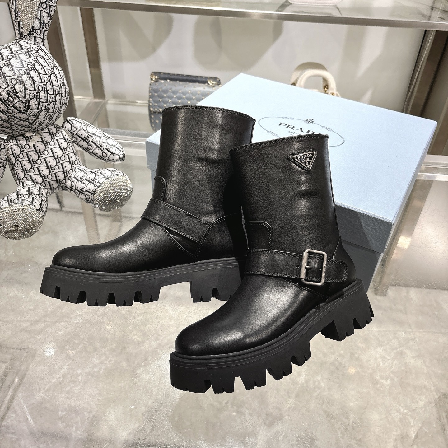 NO:482695,Leather 50 2025PRAD spring and autumn hot boots. New women's boots with one foot are certified. Original 1:1 customization, the highest version. Many celebrity celebrities' favorites, one foot short boots, Prad's most classic triangle logo, British retro paired with 6 cm thick sole design, fashionable Zhongdian shows elegant temperament. Injection molded triangle letters luogo craftsmanship, TPU anti-slip light thick sole, easy to put on and take off, it is very popular this year. You don't make mistakes when wearing casual and sports... Fabric: high mercerized matte cowhide/head layer grain cowhide Inner: imported cowhide foot pad: imported cowhide large sole: original molded TPU large sole bottom thickness: 6cm Packaging: original full set of packaging, cloth bag + certificate of conformity Women's code: 35-42 (41-42 customization without return and exchange)  Colors of brown, black, khaki, black leather, boots, prada, boots, cowhide19860909皮面50 2025PRAD春秋爆款短靴 一脚蹬新款女靴精品已认证 原版1:1定制,最高版本 众多明星网红最爱,一脚蹬短靴,prad最经典的三角标,英伦风复古搭配6厘米厚底设计,时尚中鼎显优雅气质.注塑三角字母luogo工艺,TPU防滑轻盈厚底,穿脱方便,今年非常爆,穿上休闲运动两不失误…… 面料:高丝光磨砂牛皮/头层粒面牛皮 内里: 进口牛皮 垫脚: 进口牛皮 大底: 原版开模TPU大底 底厚: 6cm 包装: 原版全套包装,布袋+合格证 女码: 35-42（41-42定制不退换） 颜色咖啡色、黑色、卡其色、黑色皮面,靴子,prada,boots,cowhide,Women's Shoes