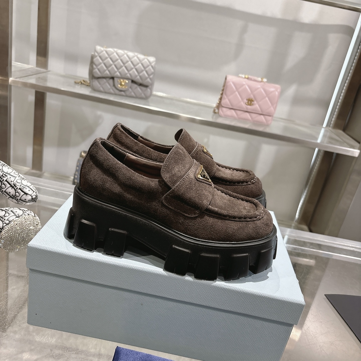 NO:536141,2025 new PRAD classic triangle buckle thick-soled loafers top-level version of boutique quality, fashion bloggers, celebrities and internet celebrities, retro and fashionable avant-garde wheel tooth thick-soled design, paired with imported open edge beads, top layer cowhide uppers, and imported sheepskin inner lining, making the whole pair of shoes lightweight, breathable and comfortable, while also considering a variety of choices for fashionable people in different styles!  Fabric: Imported edge beads Imported high mercerized beads Inner: Imported sheepskin Floor pads: Imported sheepskin Outsole: Original molded EVR foamed sole Sole thickness: 6cm Women's size: 35-40. Men's 40-45. (Men's plus 10) Color brown, black edge beads, loafers, prada, loafers, cowhide, sheepskin198609092025 新款PRAD经典三角标扣厚底乐福鞋 顶级版精品品质, 时尚博主明星网红厚爱,复古时髦 前卫的轮齿厚底设计,搭配进口开边珠、 头层牛皮鞋面,进口羊皮内里, 让整双鞋轻便透气舒适 ,同时兼顾 满足不同风格时髦人士的多种选择！ 面料: 进口开边珠  进口高丝光牛猄 内里: 进口羊皮 垫脚: 进口羊皮 大底: 原版开模EVR发泡大底 底厚: 6cm 女码: 35-40. 男款40-45.（男款加10） 颜色咖啡色、黑色开边珠,乐福鞋,prada,loafers,cowhide,sheepskin,Women's Shoes