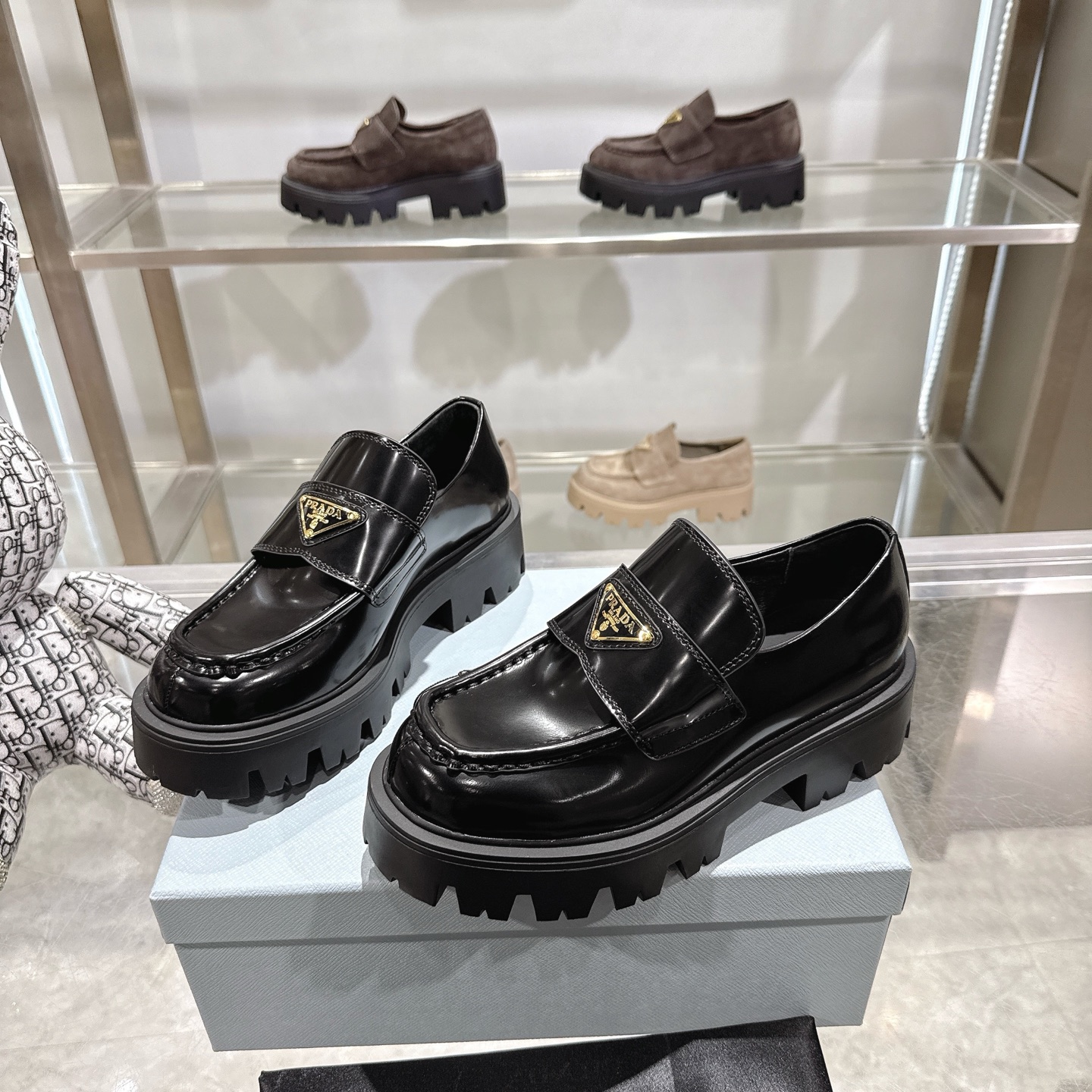 NO:707219,The top version of 2025 Prad's new thick loafers has been certified by Prada. The classic popular triangular buckle heightening loafers, premium quality!  Loved by fashion bloggers and celebrities, they are retro and fashionable. The avant-garde gear-thick sole design is matched with imported open-edge beads, first-layer cowhide upper, and imported silk sheepskin lining, making the whole pair of shoes light, breathable and comfortable, while also taking into account the various choices for fashionable people with different styles!  Fabric: imported open edge beads, imported calfskin, imported high mercerized cowhide, lining: imported silk sheepskin, feet: imported silk sheepskin, outsole: original molded TPU outsole, sole thickness: 6cm, women's size: 35-42 (41.42 must be customized), color coffee, black, khaki, brown, loafers, prada, prada, loafers, cowhide, sheepskin19860909顶级版本 2025 Prad新款厚乐福鞋已认证普拉达 经典爆款三角扣增高乐福鞋,精品品质！ 时尚博主明星网红厚爱,复古时髦 前卫的轮齿厚底设计,搭配进口开边珠、 头层牛皮鞋面,进口丝绸羊皮内里, 让整双鞋轻便透气舒适 ,同时兼顾 满足不同风格时髦人士的多种选择！ 面料: 进口开边珠  进口小牛皮  进口高丝光牛猄 内里: 进口丝绸羊皮 垫脚: 进口丝绸羊皮 大底: 原版开模TPU大底 底厚: 6cm 女码: 35-42(41.42须订做） 颜色咖啡、黑色、卡其、棕色,乐福鞋,prada,prada,loafers,cowhide,sheepskin,Women's Shoes